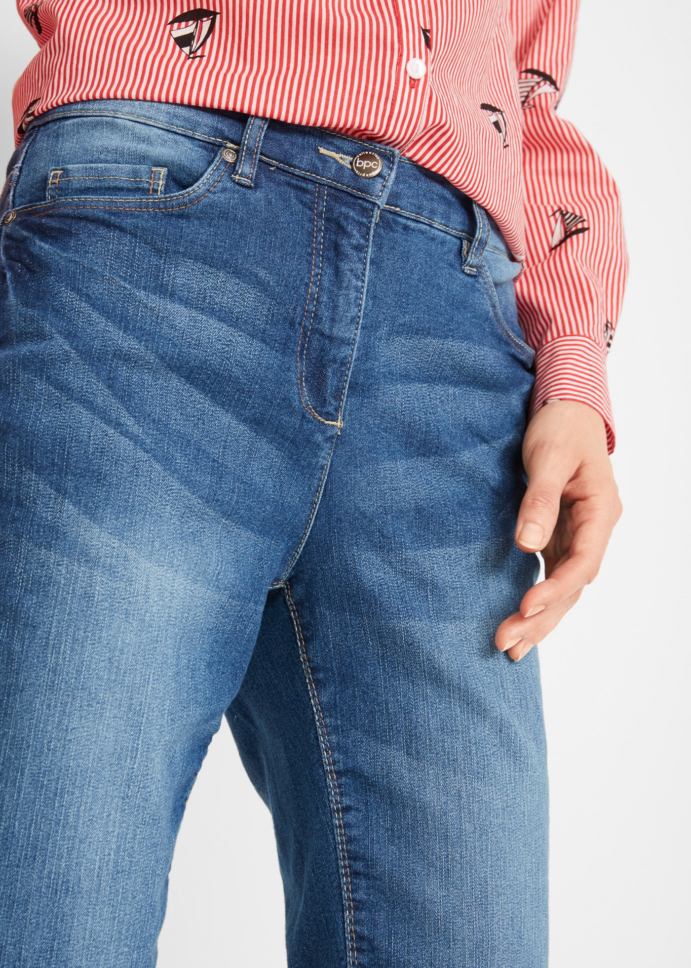 Thumbnail - bonprix Bermudas "Jeans Bermuda Mid Waist mit gekrempeltem Saum" aus Stretchstoff, mit Knopf- und Zipperverschluss, Regu...