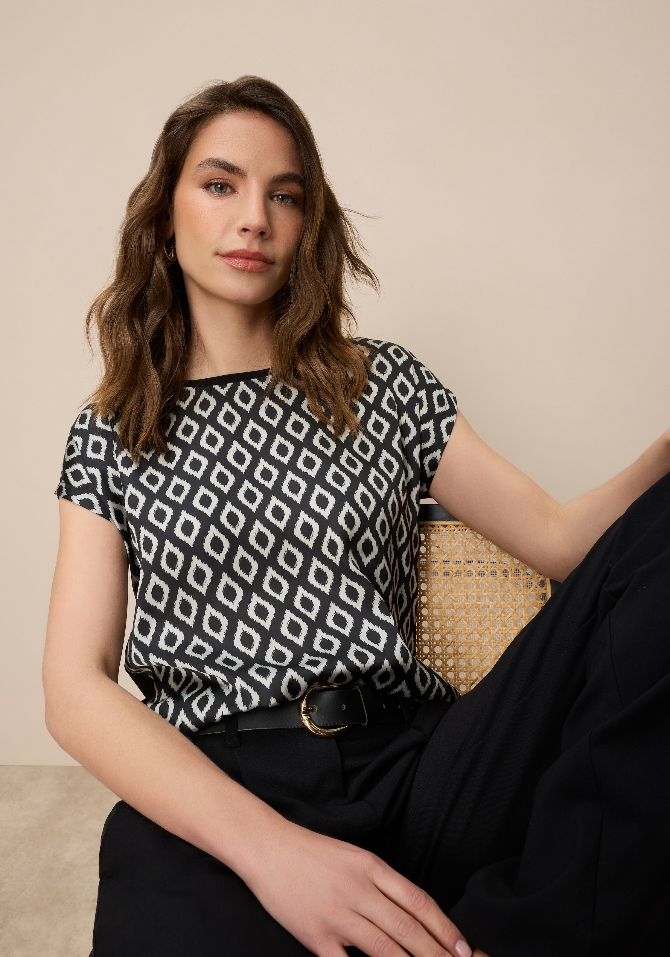 Tamaris Shirtbluse "mit Allover-Print, aus angenehmer Viskosemischung" in lockerer Form mit Satin
