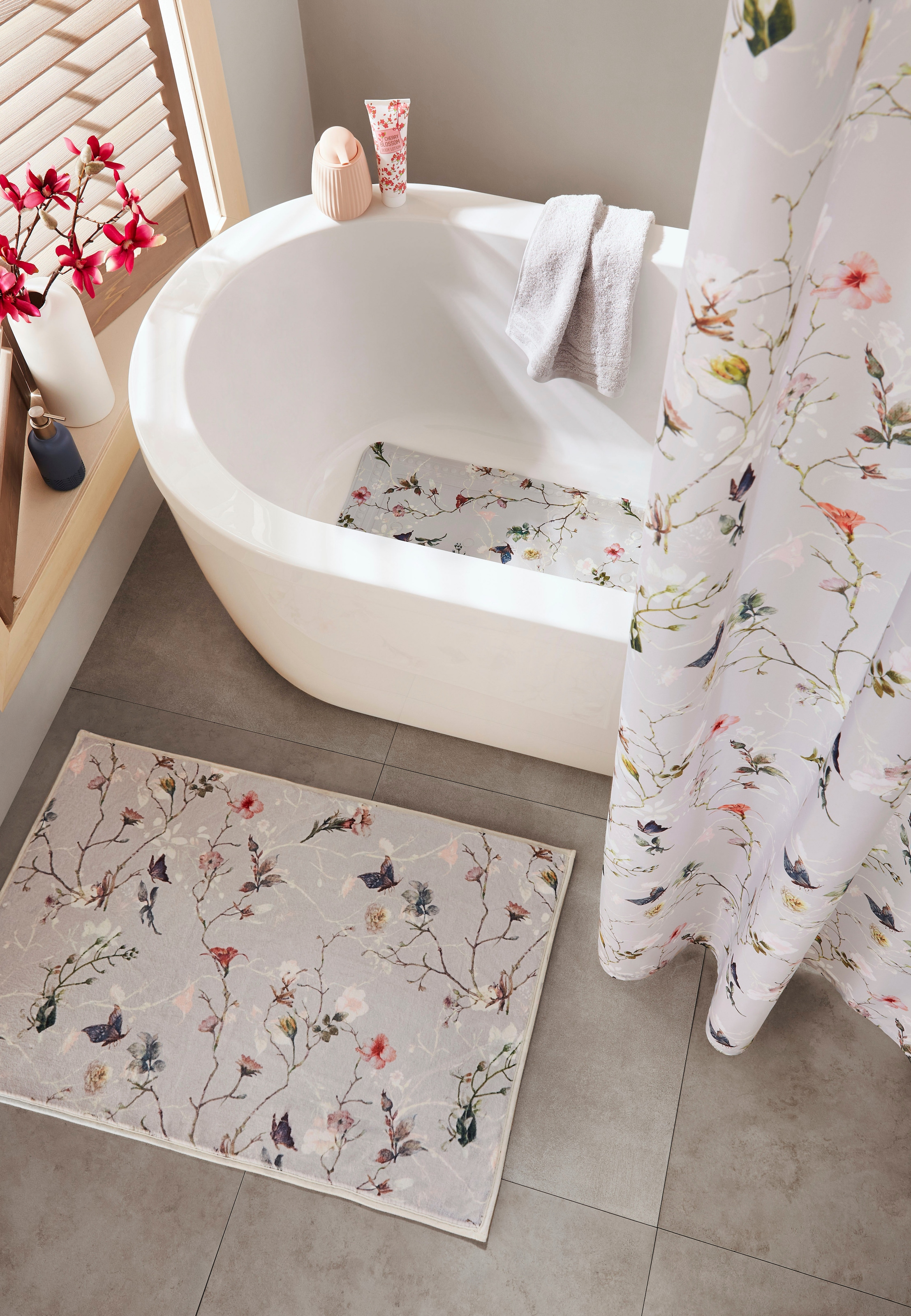 Kleine Wolke Badematte »Flores«, rutschhemmend beschichtet, fußbodenheizungsgeeignet, romantisch verspieltes Design mit Blumen und Schmetterlingen