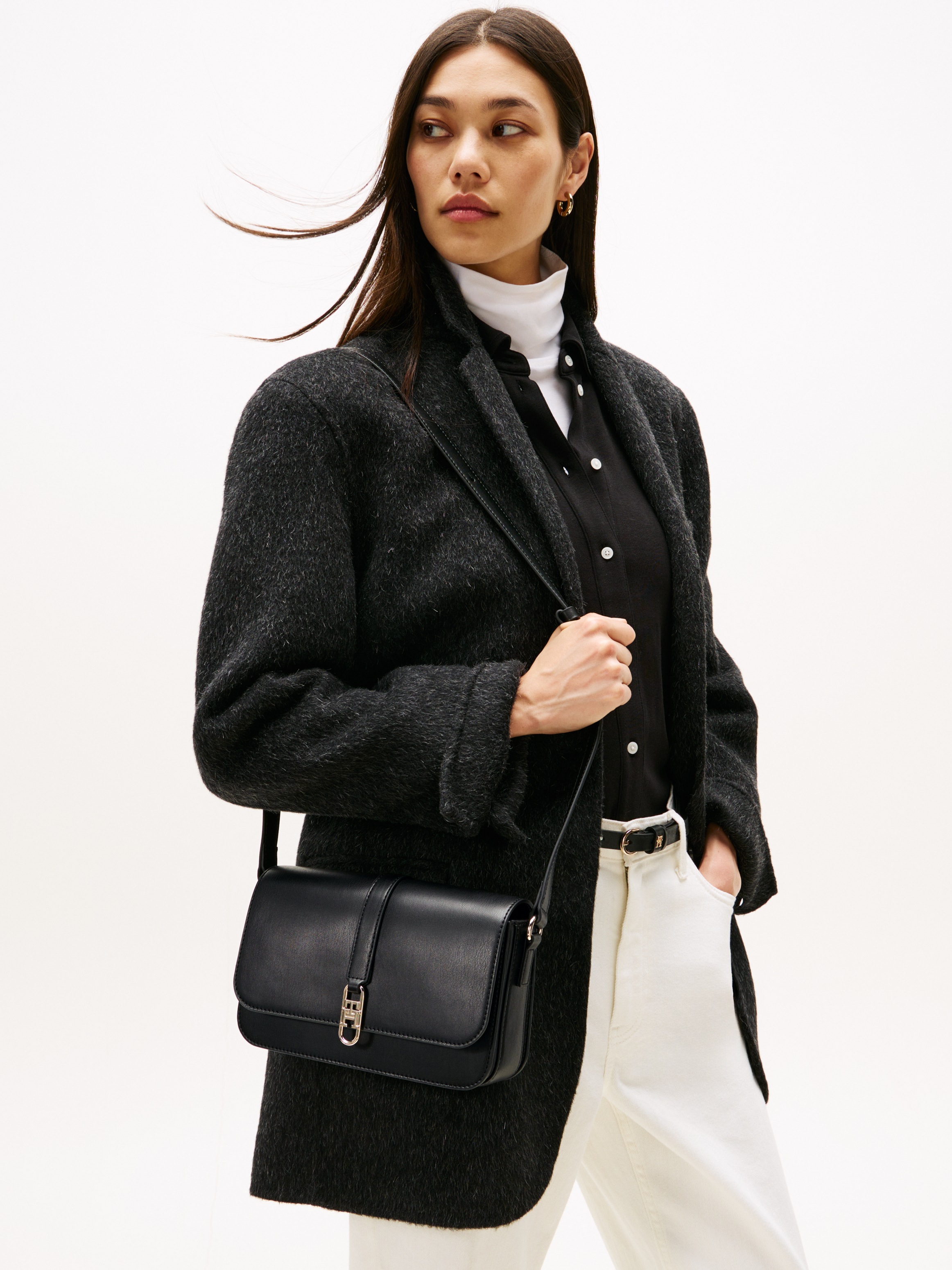 Tommy Hilfiger Umhängetasche »TH LIBRE FLAP CROSSOVER«, Damen Schultertasche, Minibag mit goldfarbenem TH-Schmuckelement