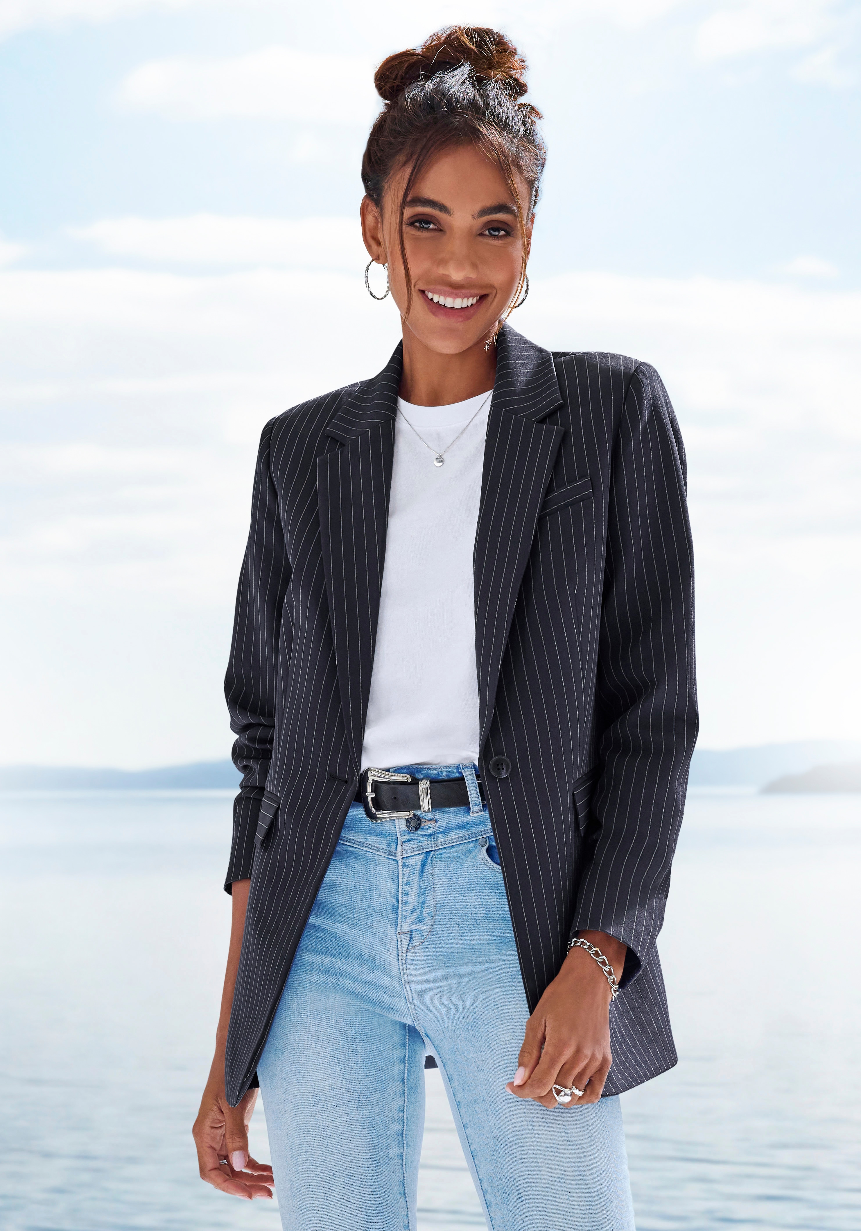 LASCANA Longblazer "mit Knopfverschluss und Pattentaschen, Nadelstreifenmuster" langer Damenblazer, eleganter Nadelstreifenblazer, Businessmode