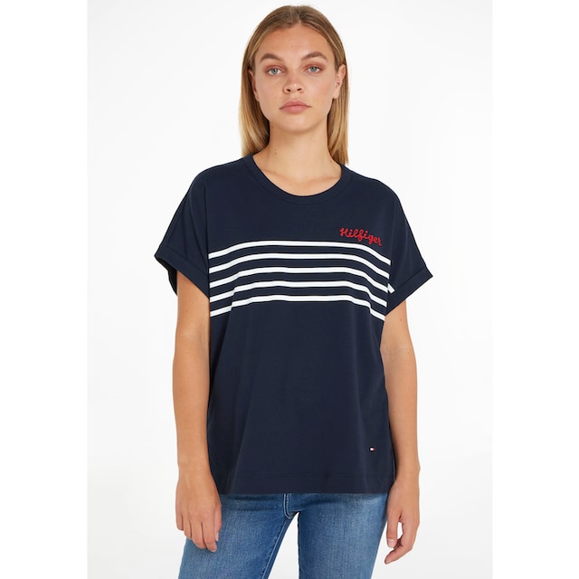 in STRIPE aufwendigem mit BAUR SS«, C-NK Tommy »RLX bestellen Hilfiger EMB Schriftzug Hilfiger Tommy Strickoptik für | Rundhalsshirt