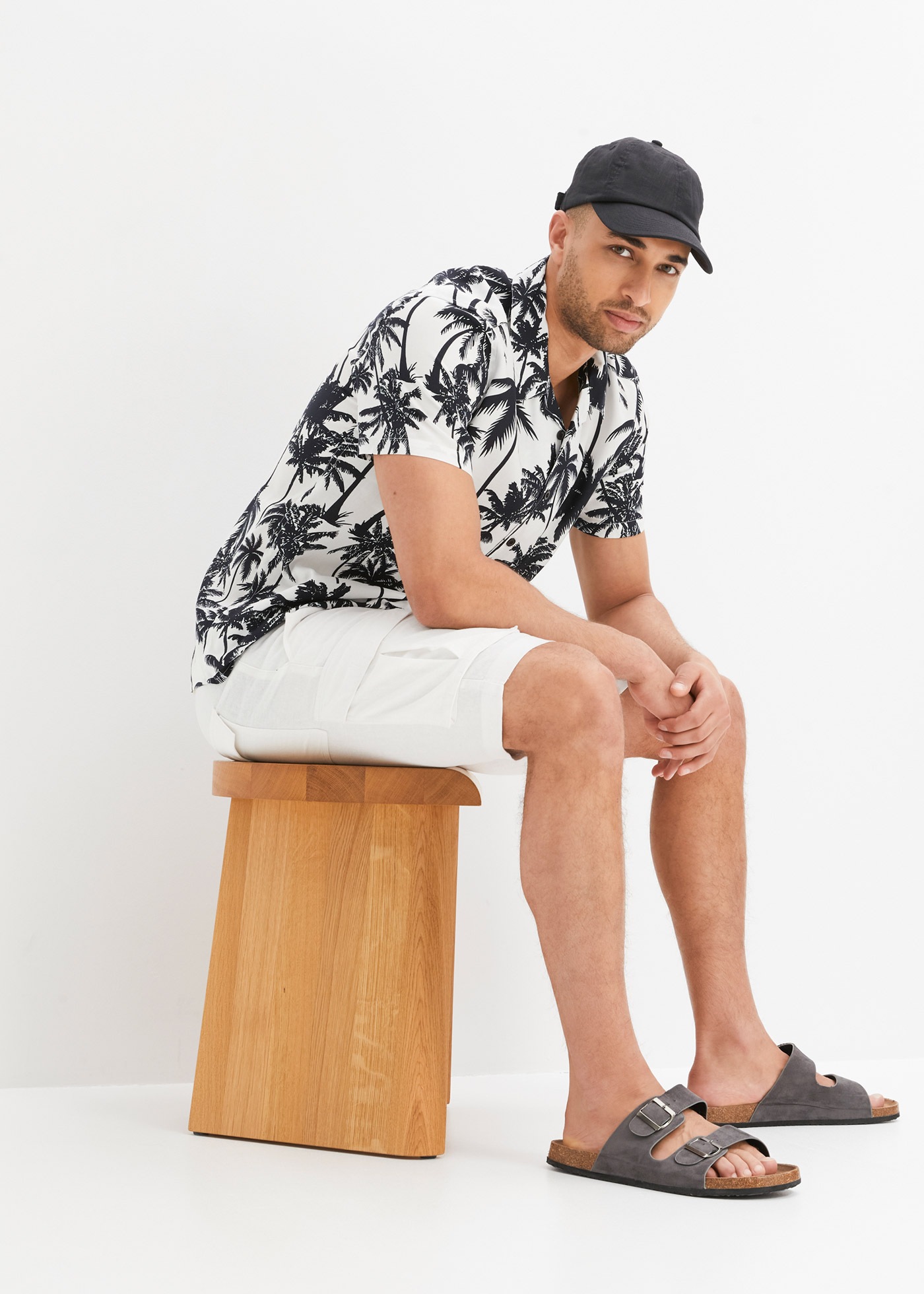 bonprix Kurzarmhemd »Kurzarmhemd aus Viskose, Slim Fit« mit All-Over Print