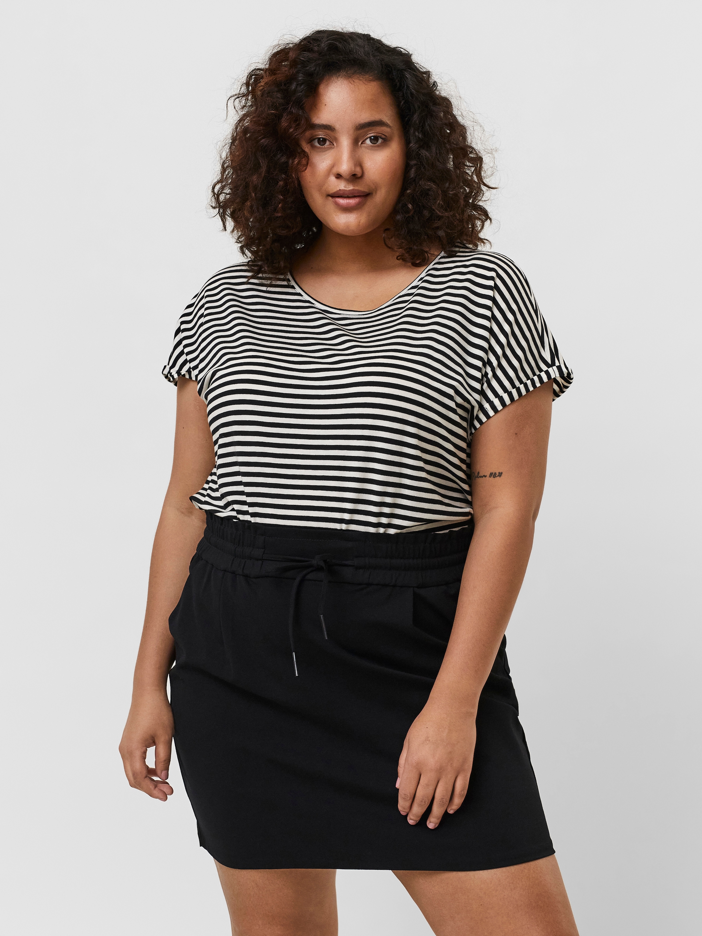 Vero Moda Curve Kurzarmshirt »VMAVA PLAIN SS Marškinėl...