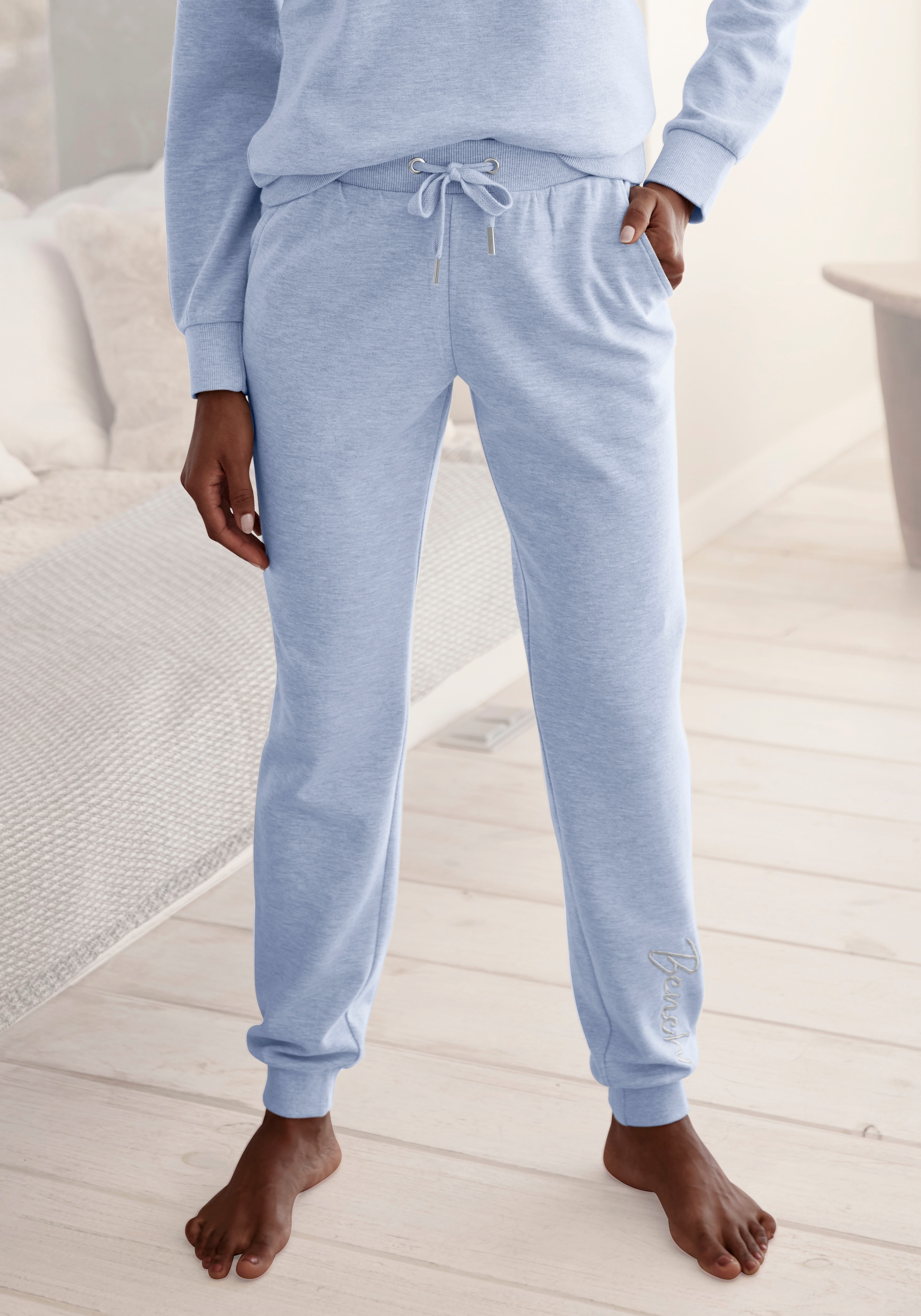 Bench. Loungewear Relaxhose, mit glänzender Logostickerei, Loungewear, Loun günstig online kaufen