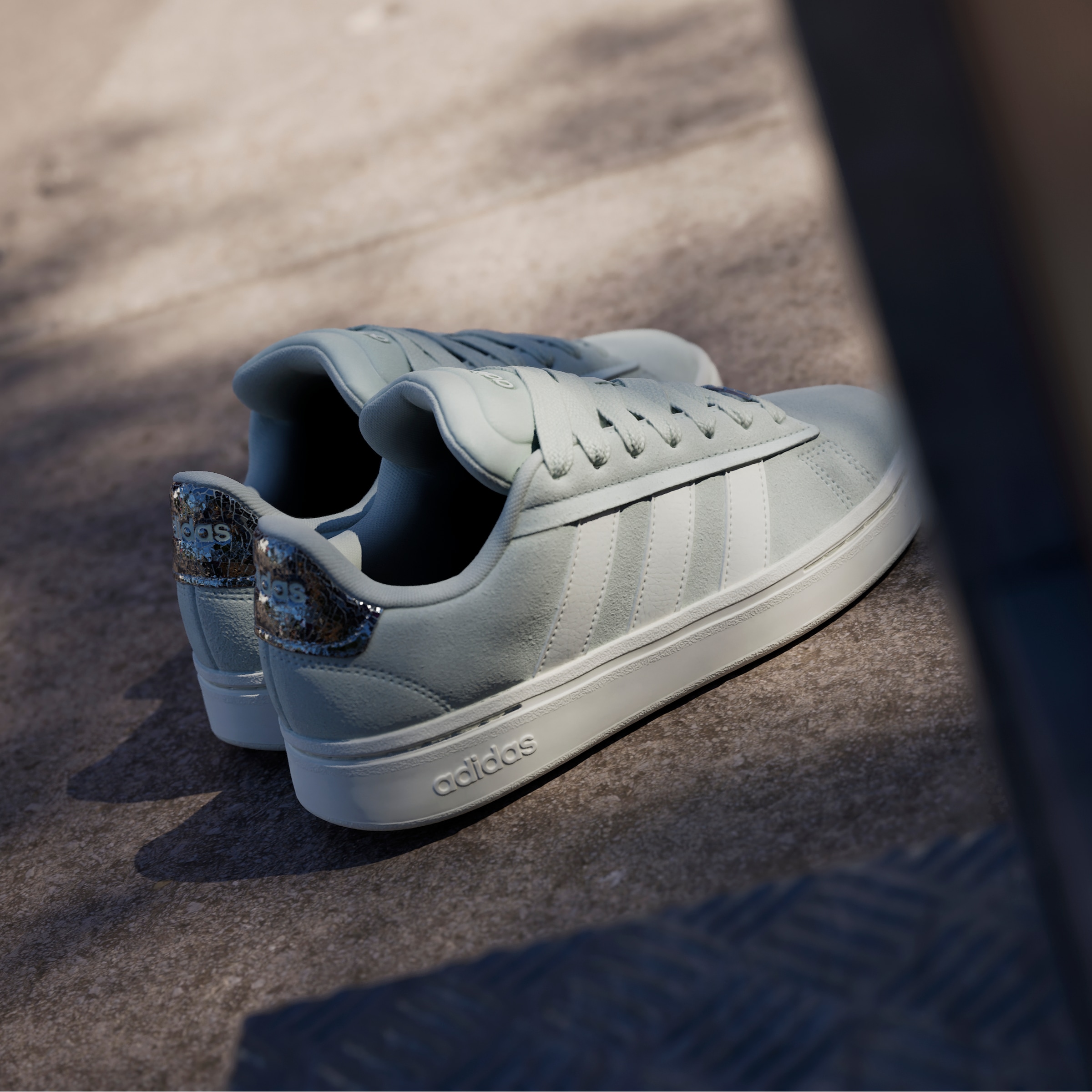 adidas Sportswear Sneaker »GRAND COURT ALPHA 00S«, Design inspiriert vom adidas Campus 00