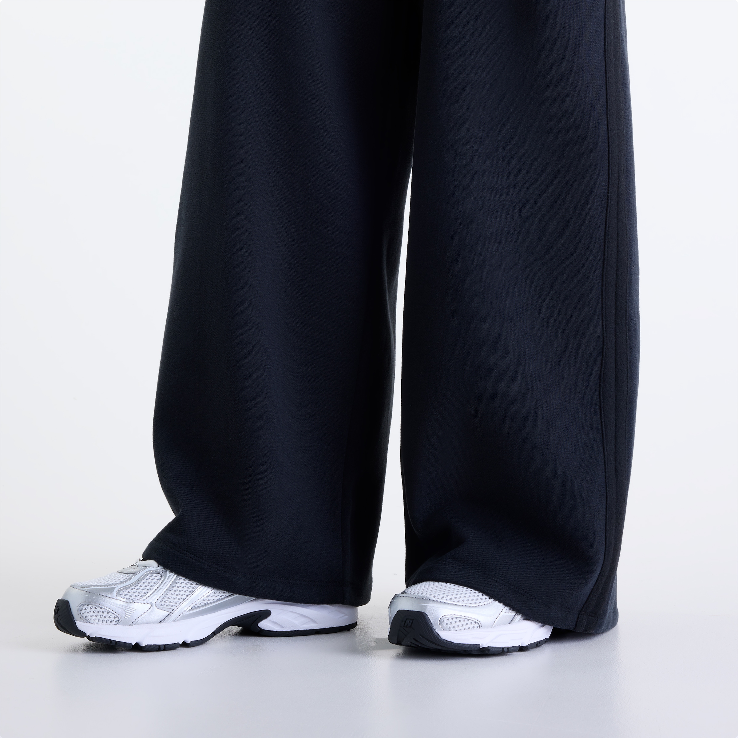 New Balance Sweathose »BRUSHED COASTAL FLEECE PANT«  normale Weite, aus Baumwolle und Polyester, für Erwachsene