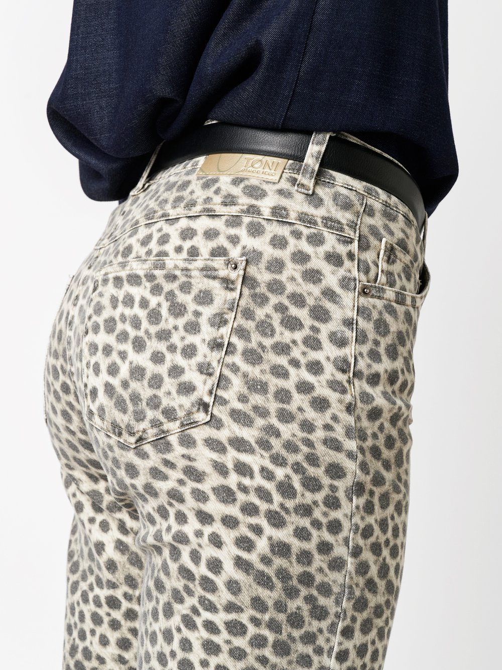 Thumbnail - TONI 7/8-Jeans "Ella Cropped" mit Leoparden Print