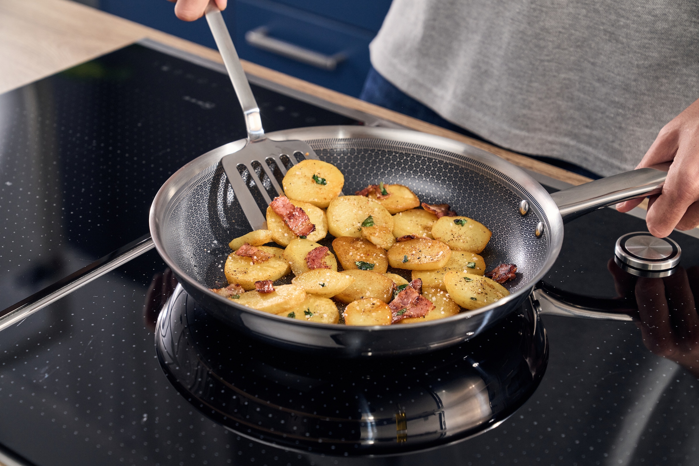 HENCKELS by ZWILLING Bratpfanne »Valley« Edelstahl 1 tlg. Keramikbeschichtung, Soft-Touch-Griffe, fettarmes Braten, Edelstahl