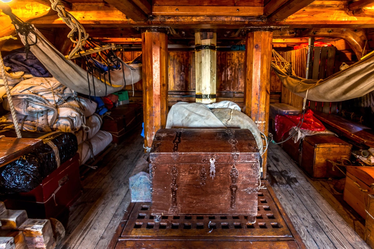 PAPERMOON Fototapete "Piratenschiff von innen", B/L: 4,5mm x 2,8mm, Bahnen: 9 Stk. St., bunt, Schlafzimmer, Tapeten