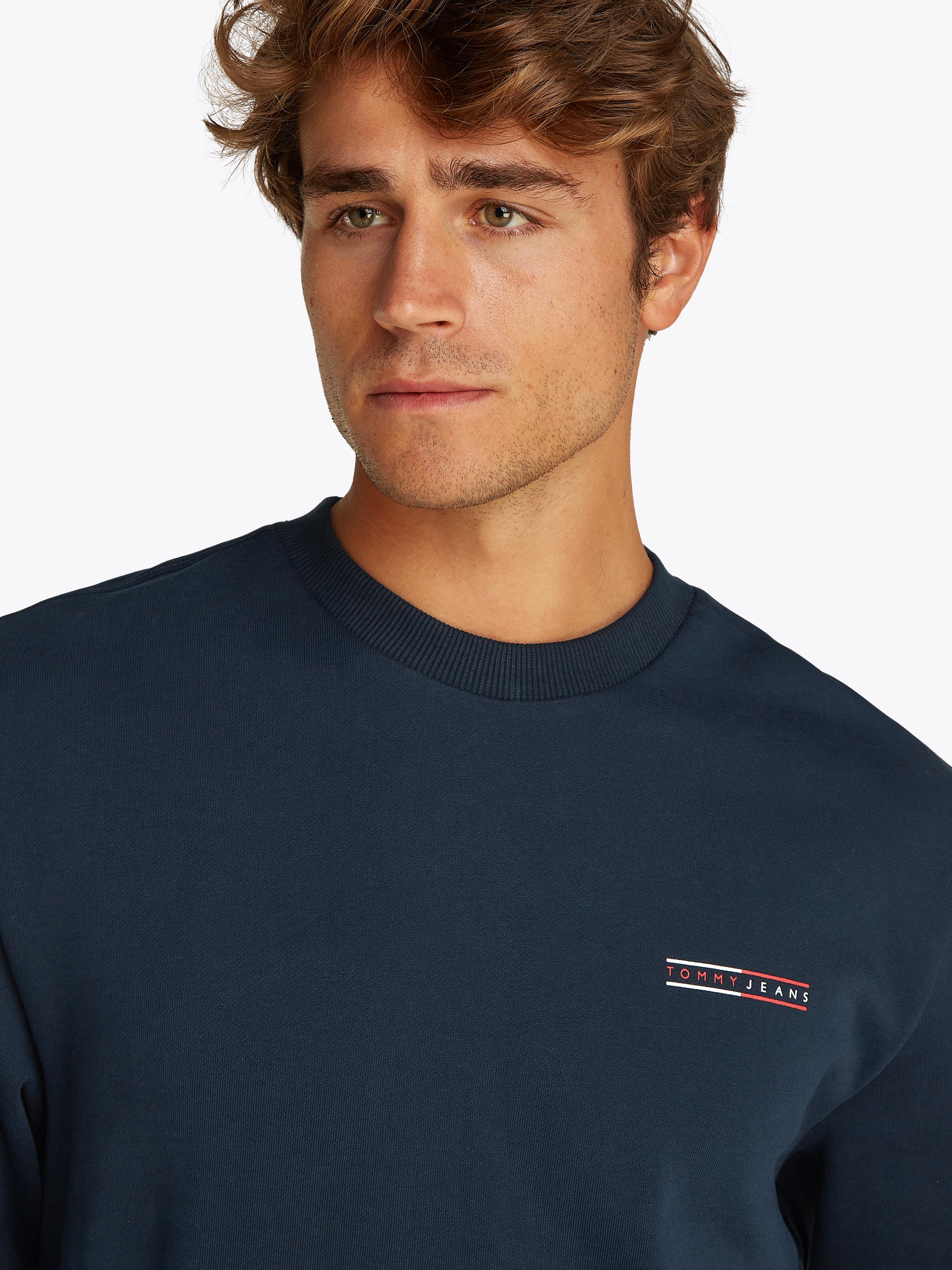 Tommy Jeans Sweatshirt »TJM REG ENTRY GRAPHIC CREW EXT«, leicht überschnittene Schultern, kleiner Print auf der Brust