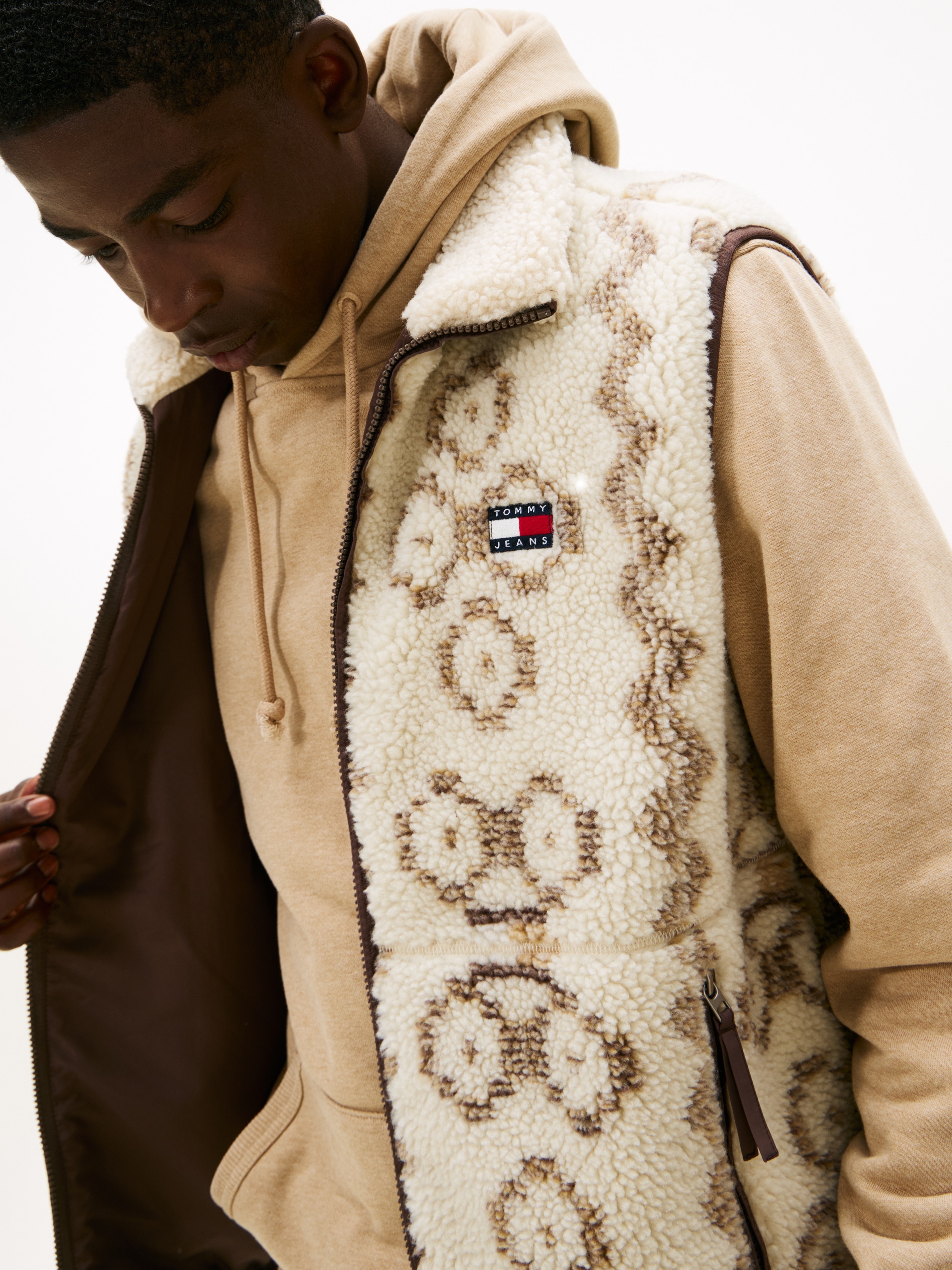 Tommy Jeans Fleeceweste »TJM TEDDY AOP« Stehkragen, normale Passform