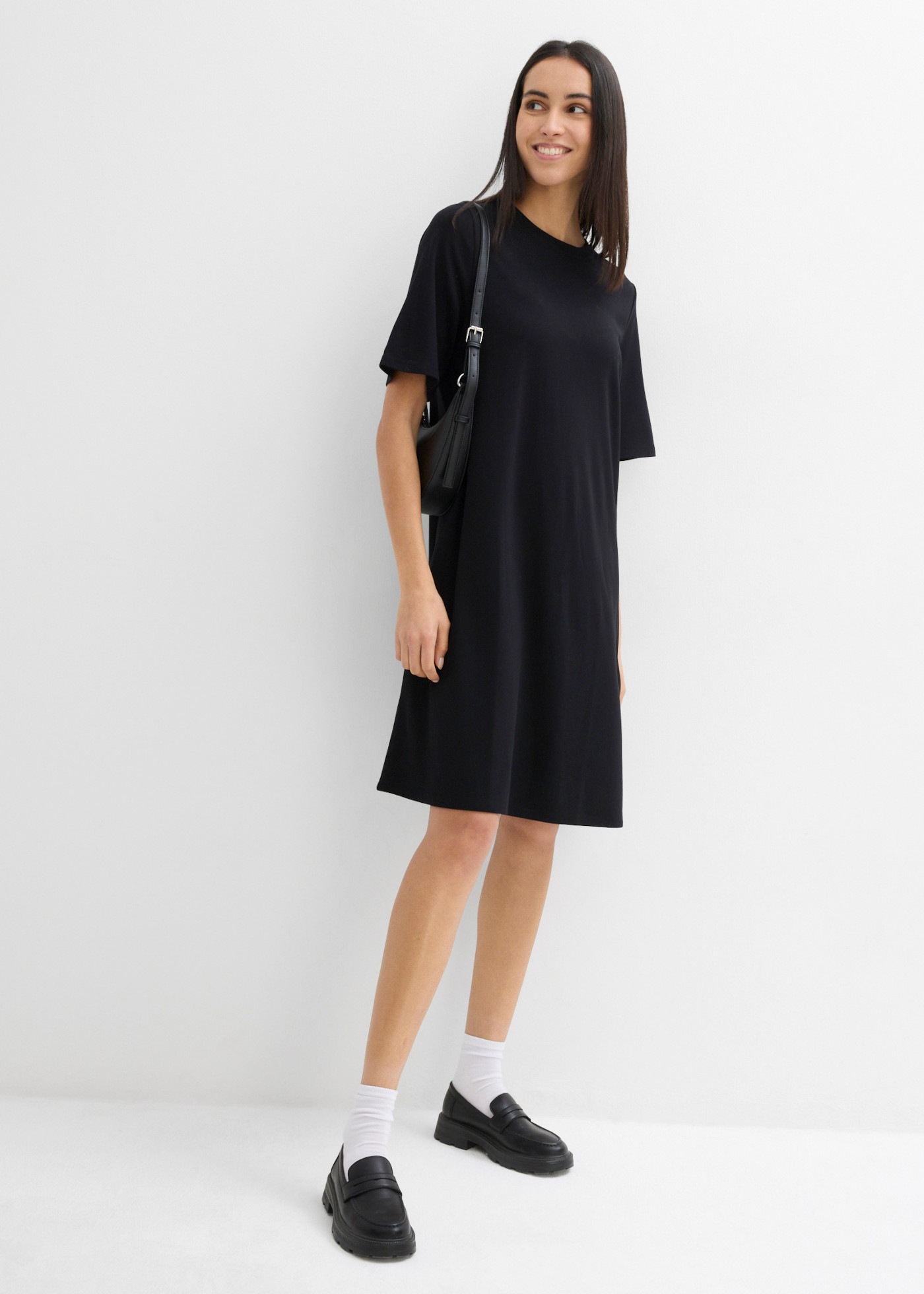 bonprix Shirtkleid lässige Passform, A-Linie, Kurzarm-Design, aus Viskose, ohne Kragen