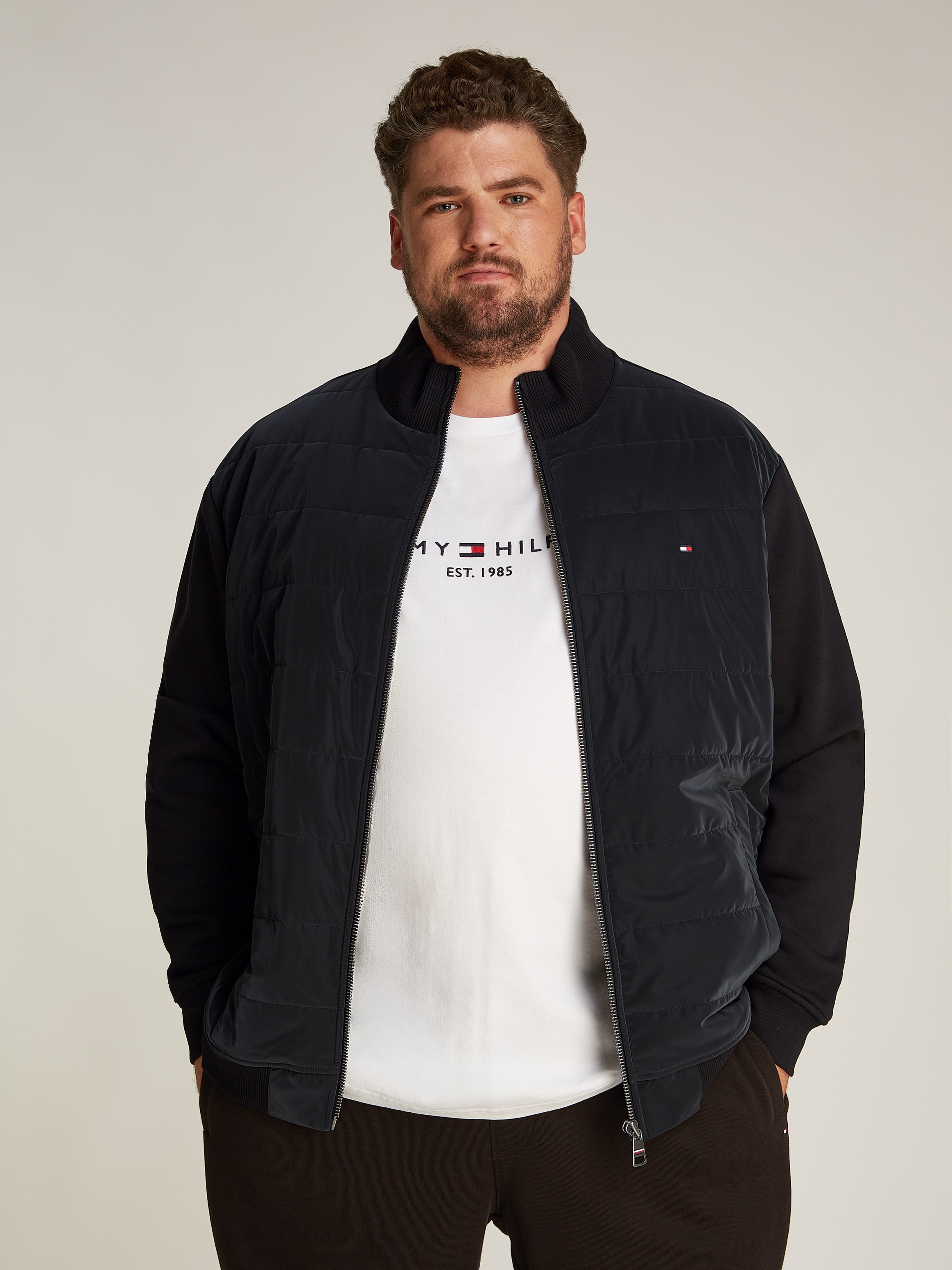 Tommy Hilfiger Big & Tall Hybridjacke "BT-MIX MEDIA ZIP THRU STAND CLR", in Großen Größen, mit Logostickerei am Ärmel