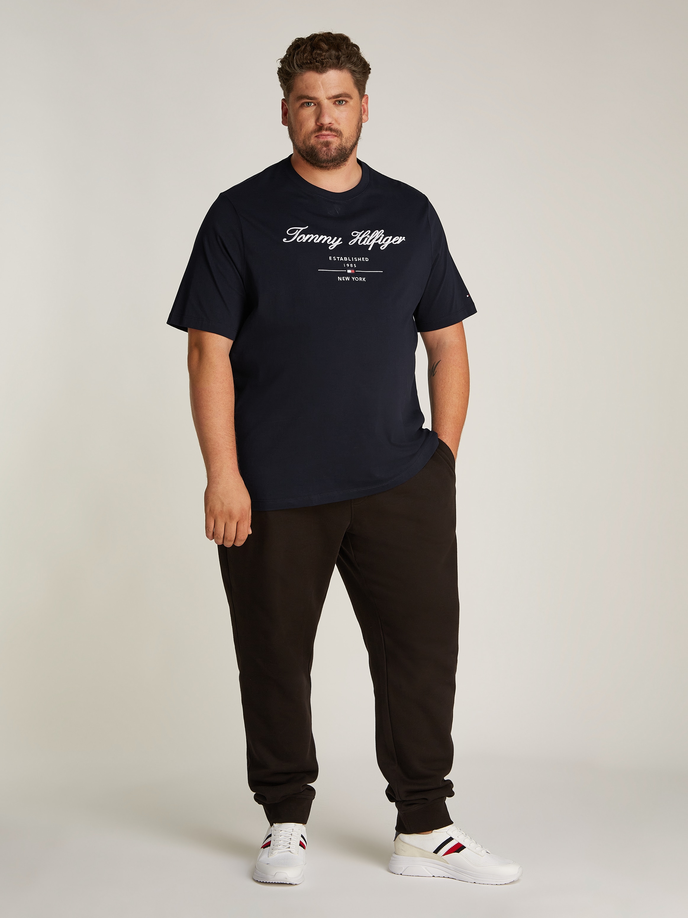 Tommy Hilfiger Big & Tall Rundhalsshirt »BT-SCRIPT LOGO TEE-B«, in Großen Größen, Logostickerei