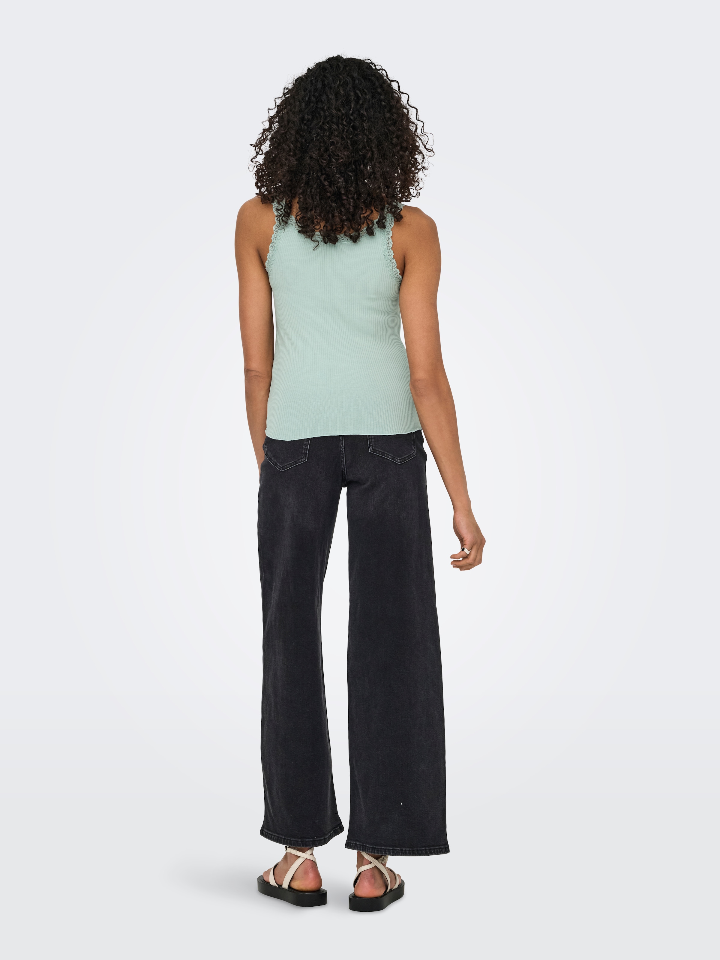ONLY Tanktop »ONLSARA – Tanktop mit Spitzendetail am Ausschnitt« Baumwollmischung, regular fit