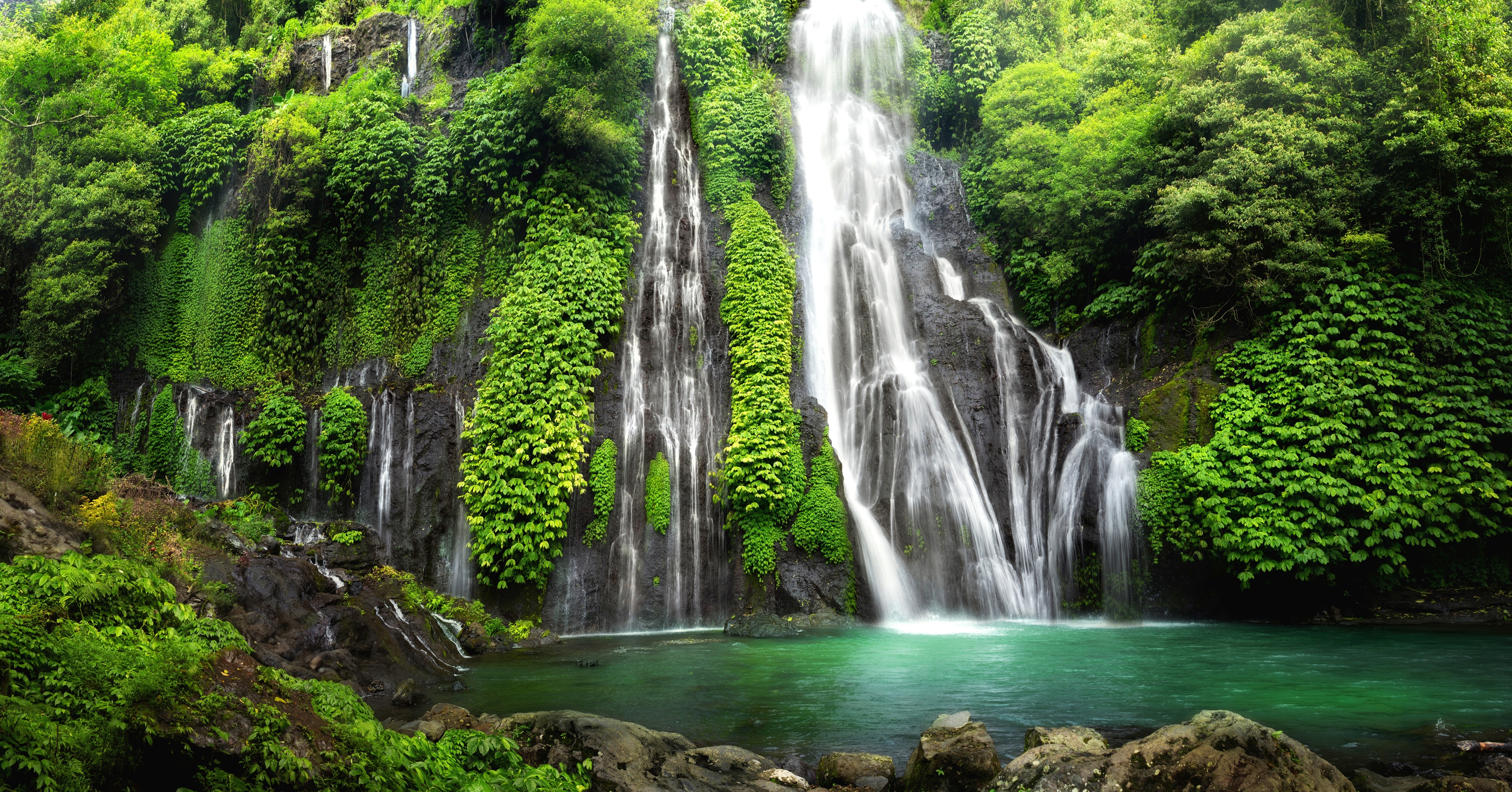 Papermoon Fototapete "LAGUNE IM URWALD MIT WASSERFALL"