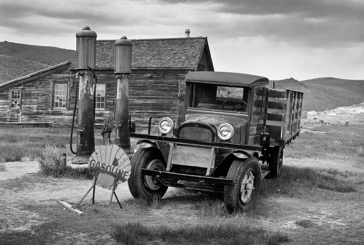 Papermoon Fototapete "Altes Auto Schwarz & Weiß" günstig online kaufen