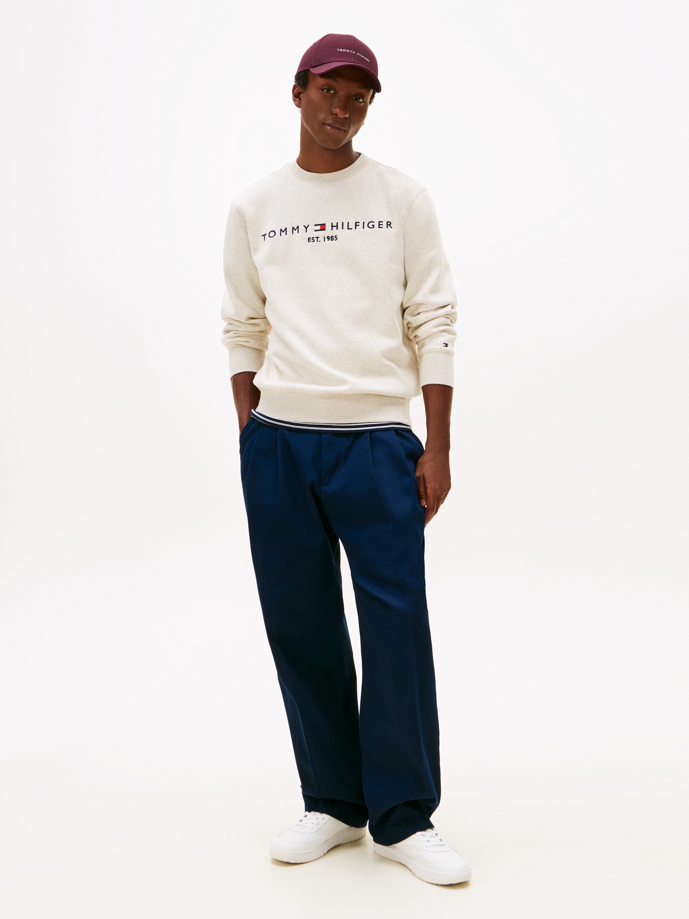 Tommy Hilfiger Sweatshirt »TOMMY LOGO SWEATSHIRT mit Rundhals und Stickerei«, unifarben, casual, regular fit, Baumwollmix, Rundhals