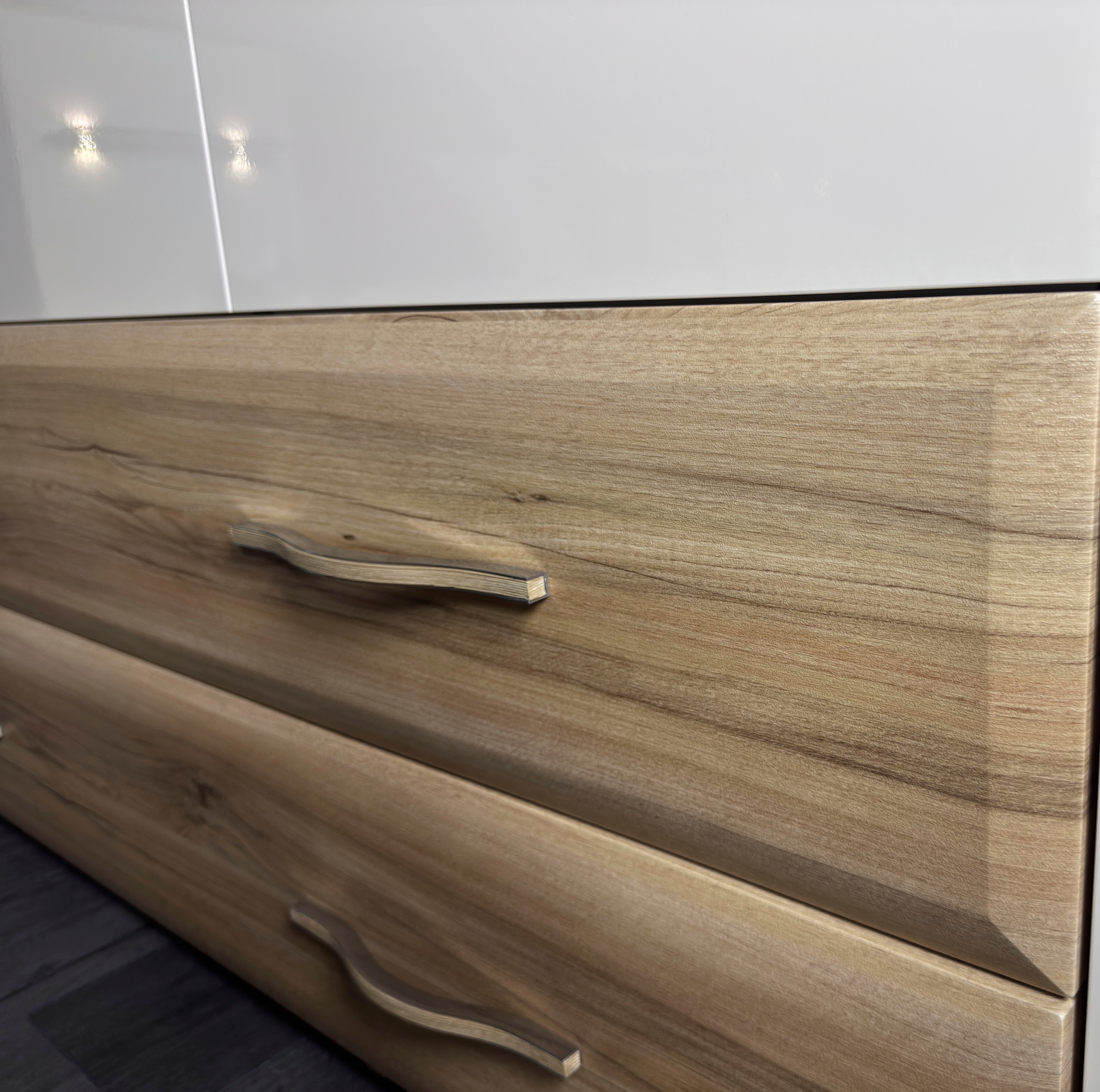 Home affaire Kleiderschrank »Gala, beige hochglänzend UV lackiert, kratzfest, FSC-zertifiziert«, (abgerundete Schubladen aus MDF im Holzdekor, soft-close), mit Beleuchtung und Passpartourahmen, hoher Schrank (224cm), 4 Breiten