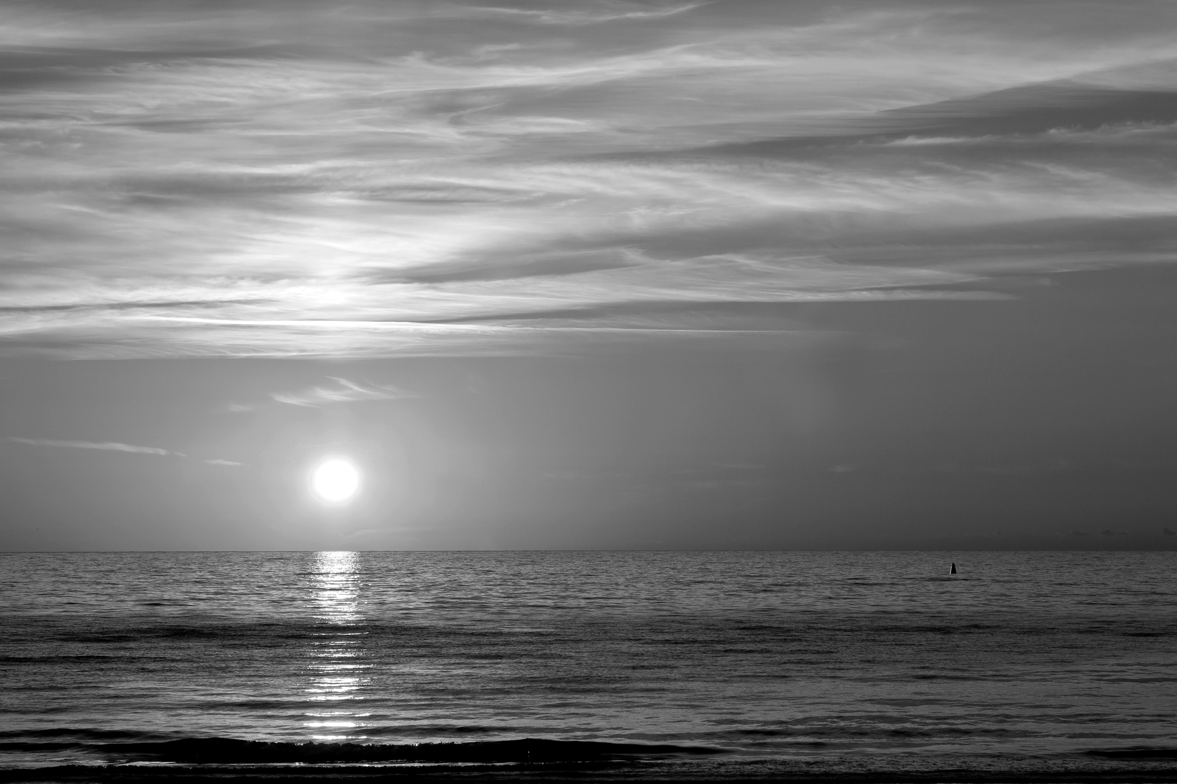 Papermoon Fototapete "Meer Schwarz & Weiß"