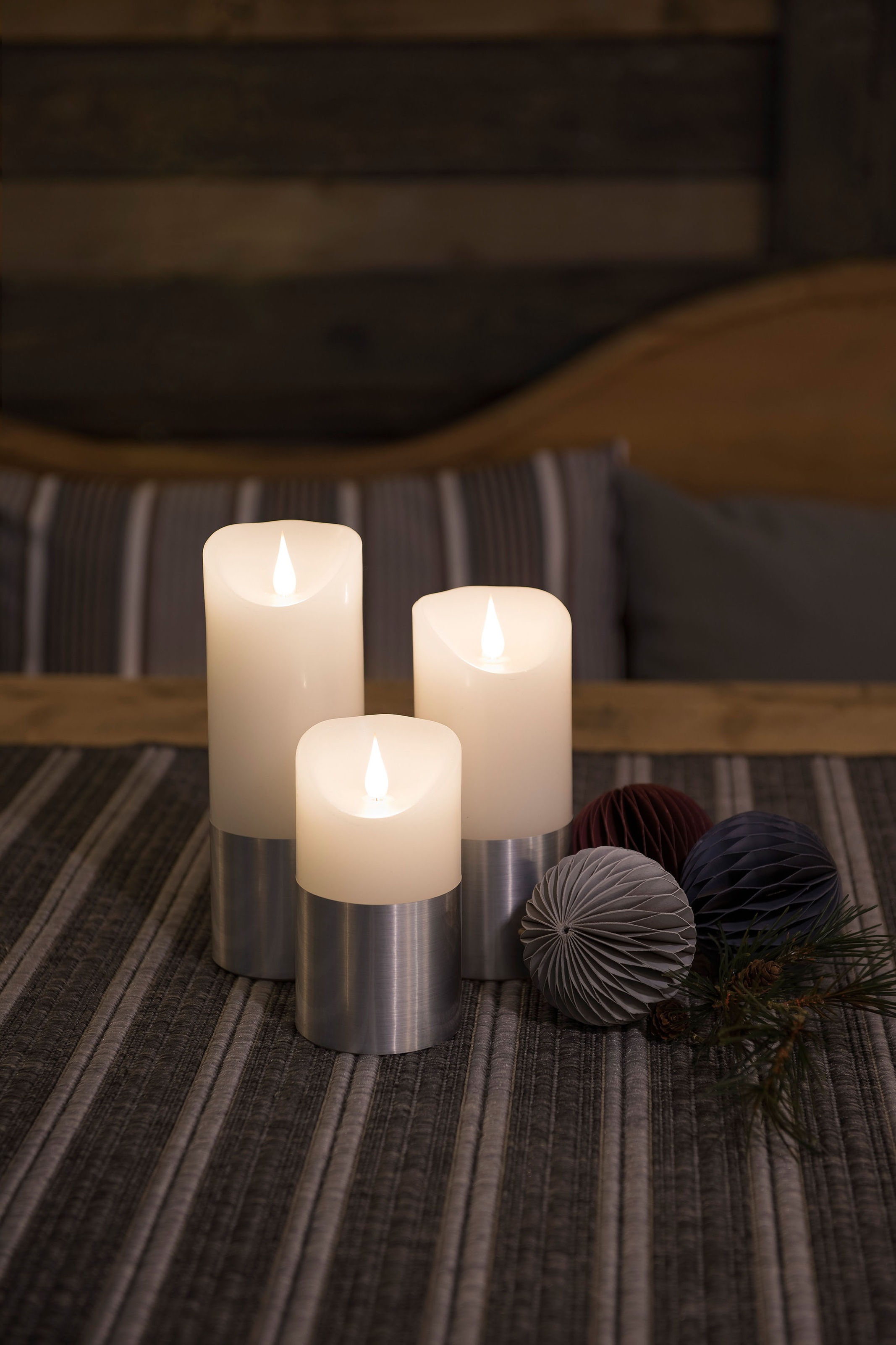 KONSTSMIDE LED-Kerze »Weihnachtsdeko«, LED Echtwachskerze, weiß, mit silberfarbener Banderole