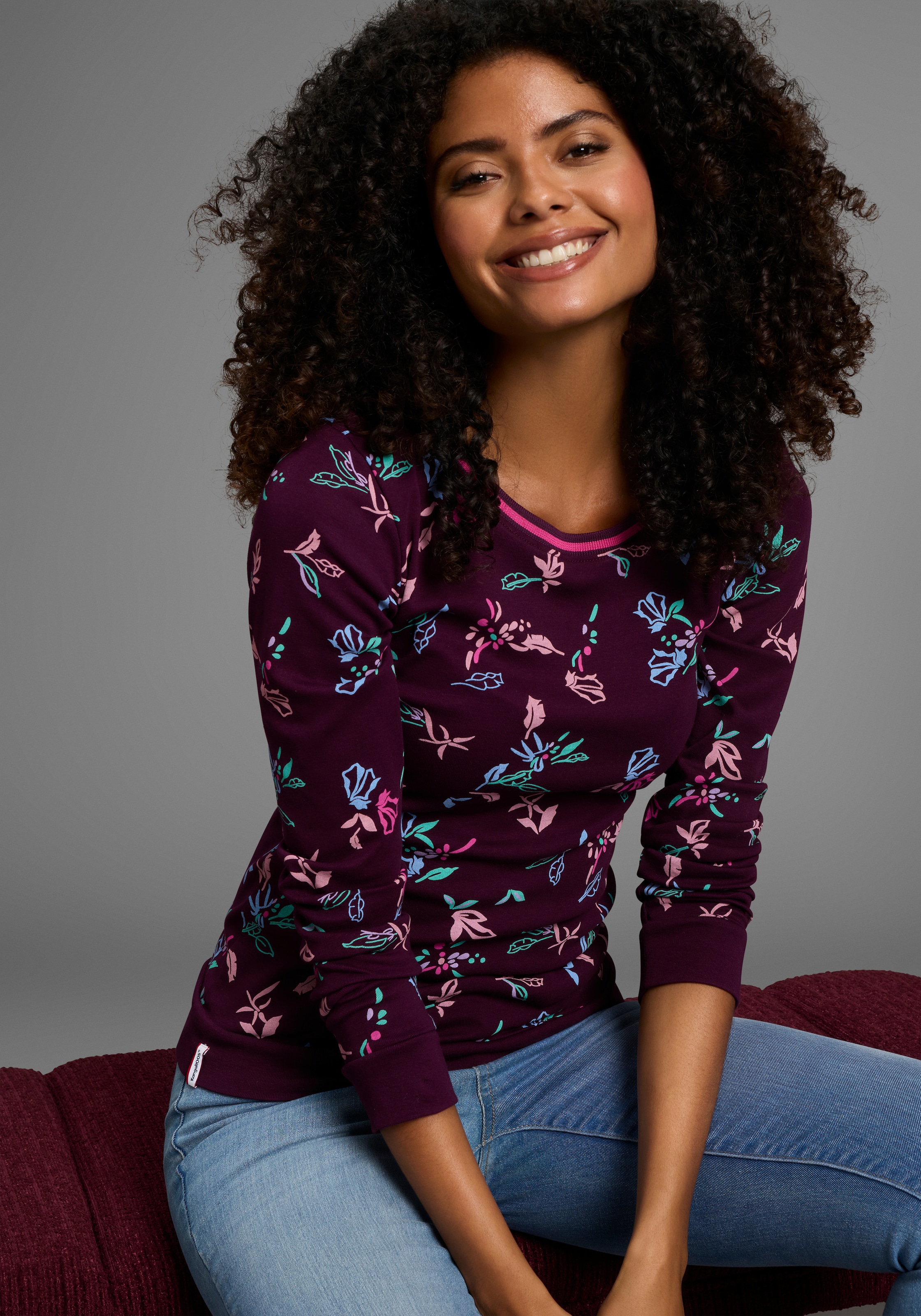 KangaROOS Langarmshirt, mit Allover-Print und Kontrastdetails günstig online kaufen