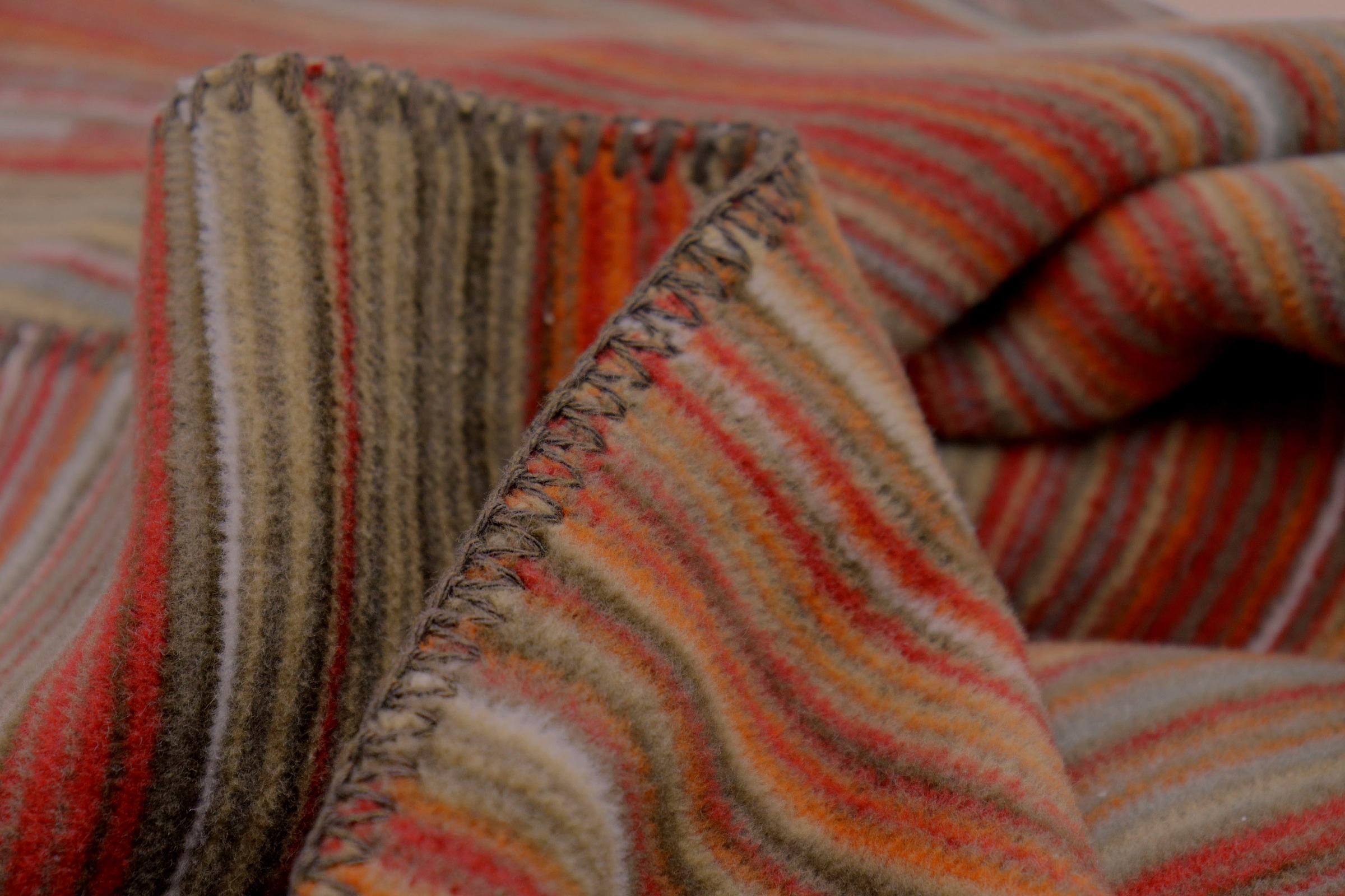Biederlack Wohndecke »Lost Thread«, hergestellt aus einem Materialmix, Kuscheldecke