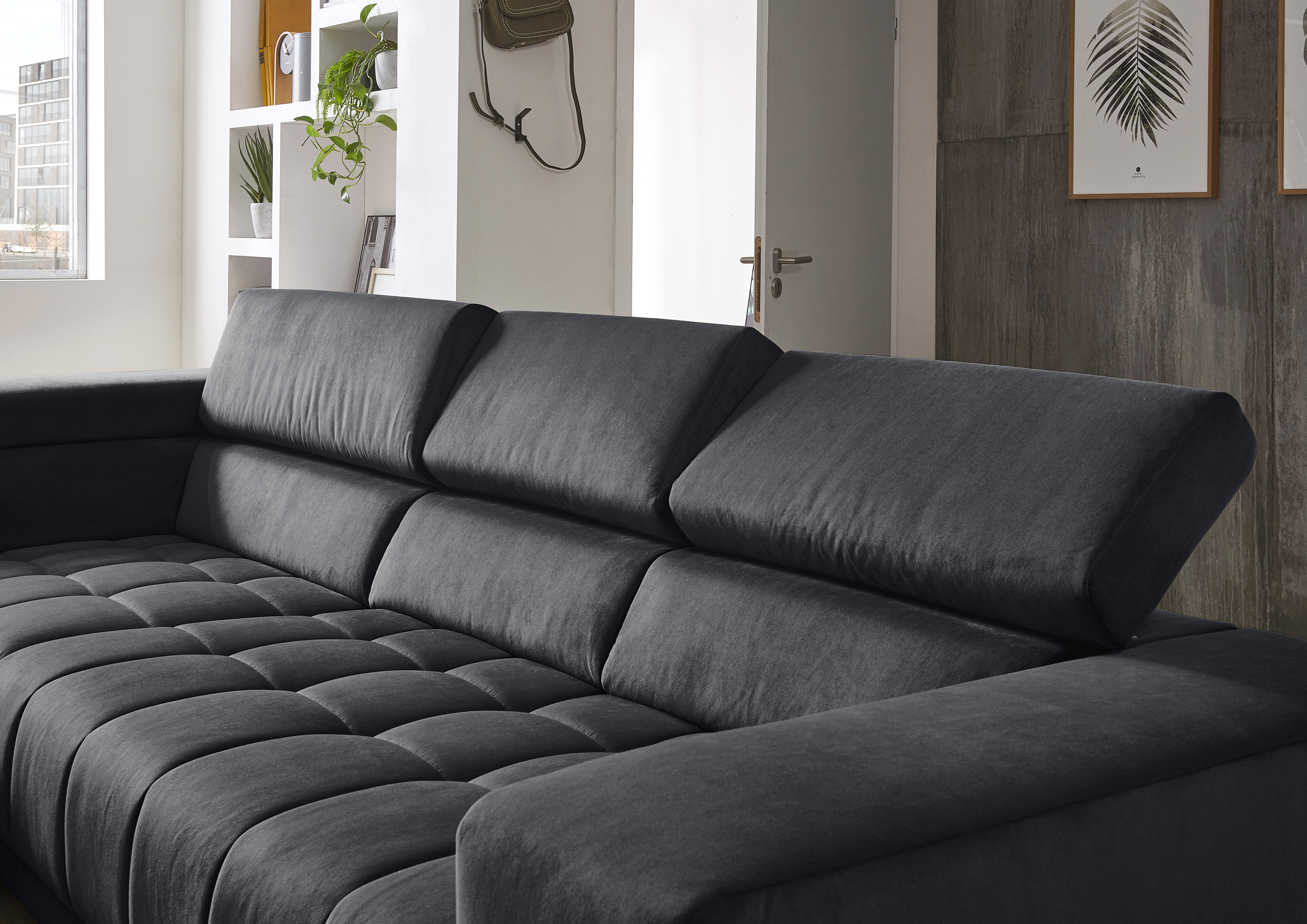 Thumbnail - Die PlanBar Ecksofa "MP-IN15053 L-Form breiter Schenkel", wahlweise mit Kopfteilverstellung und manueller Vorziehbank