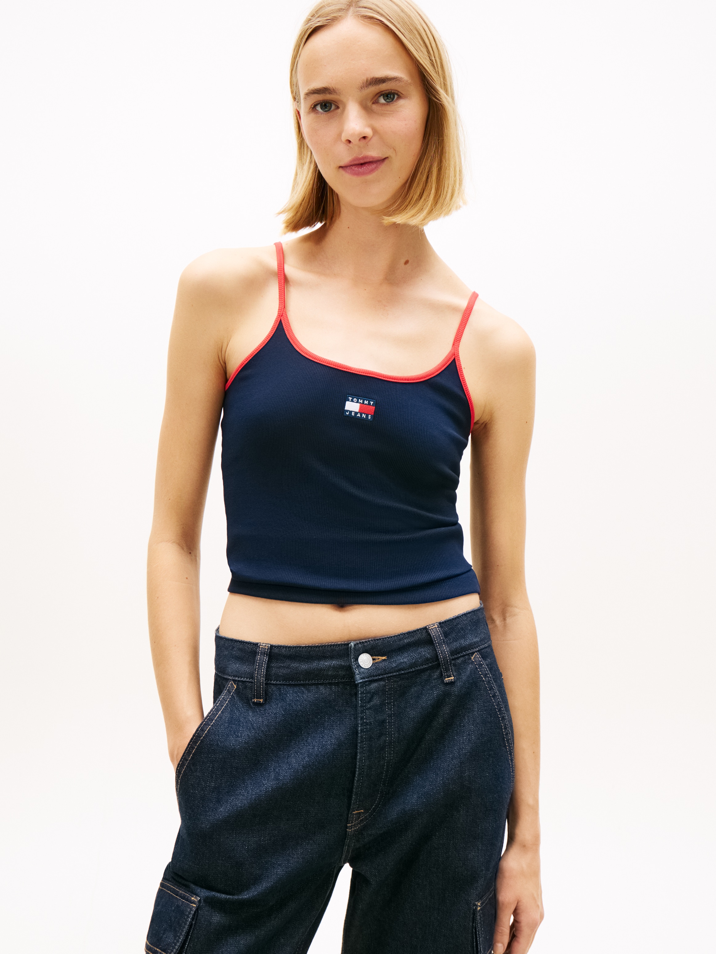 Tommy Jeans T-Shirt "TJW SLIM BADGE STRAPPY TOP" mit den auffälligen Kontra günstig online kaufen