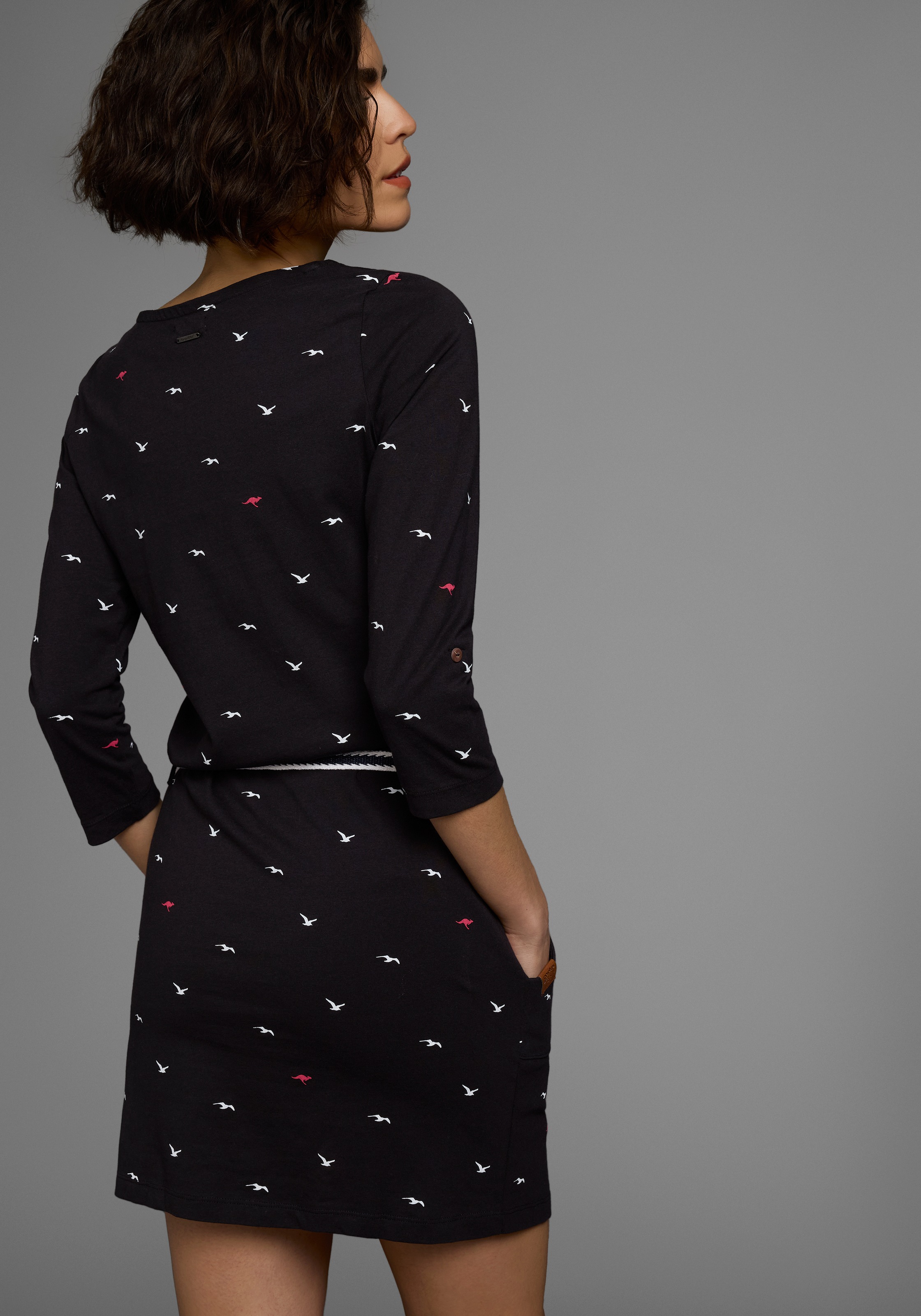 Thumbnail - KangaROOS Set, mit abnehmbarem Gürtel, aufgesetzte Taschen figurbetonte Passform, aus Baumwollmischung