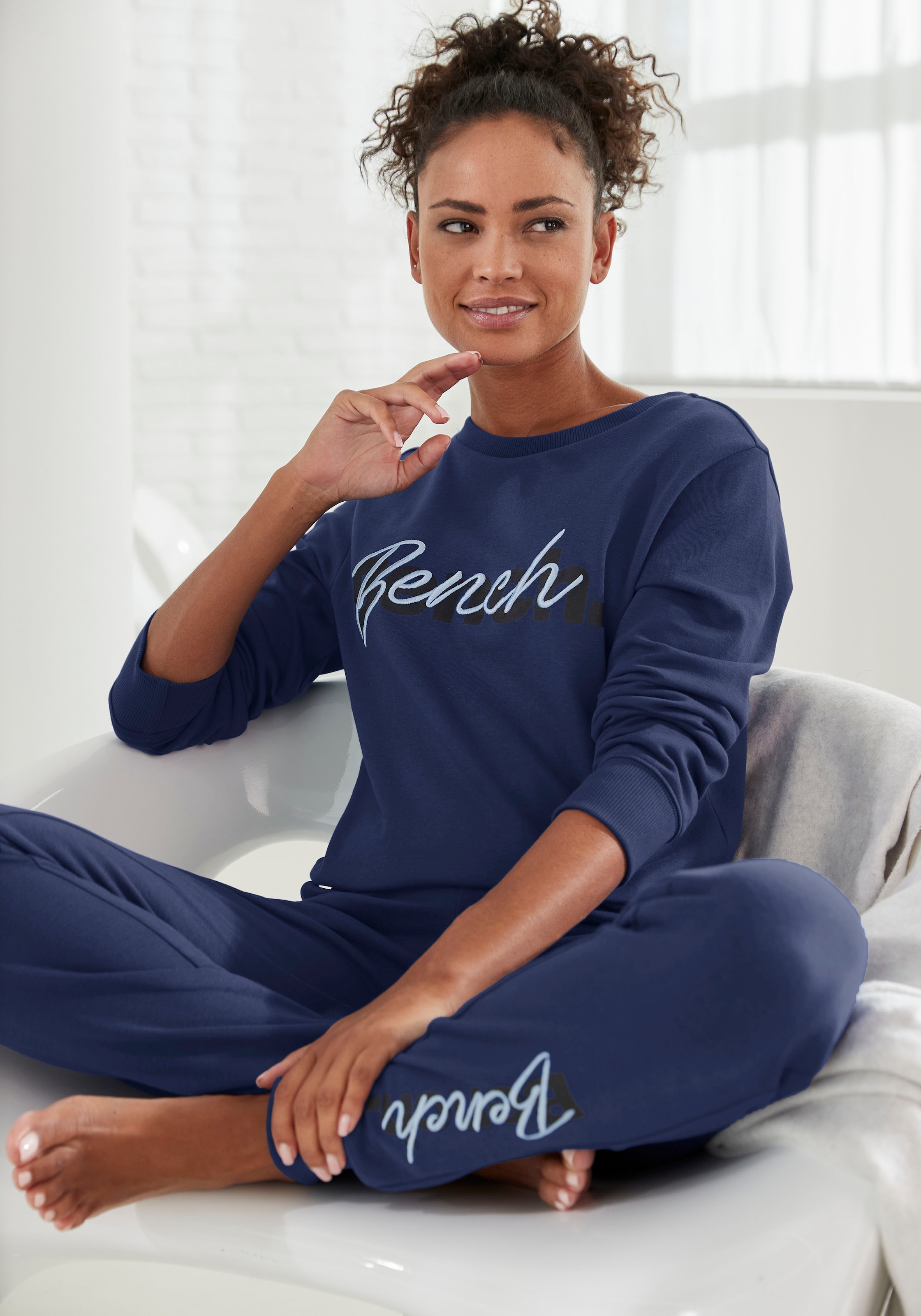 Bench. Loungewear Sweatshirt, mit Logodruck und Stickerei, Loungeanzug