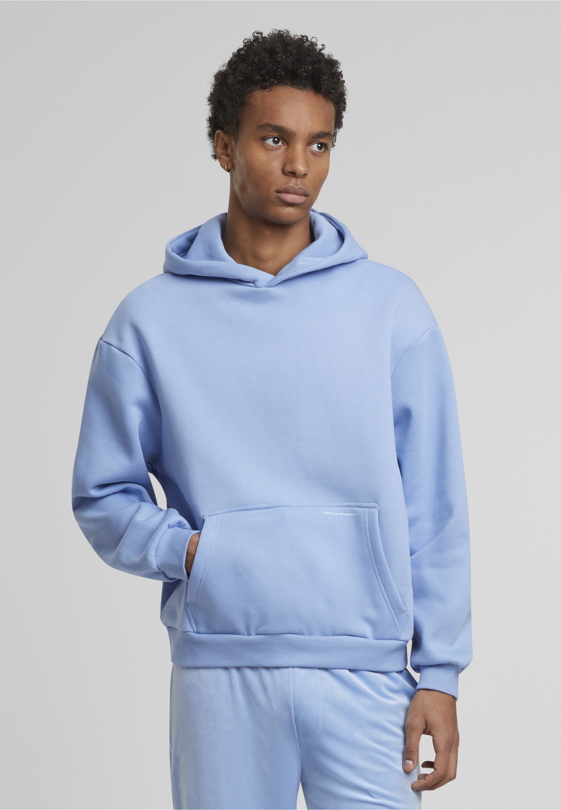 Thumbnail - Upscale by Mister Tee Kapuzenpullover "Upscale by Mister Tee Faith Is Strength Fluffy Hoody" 1 Stk.