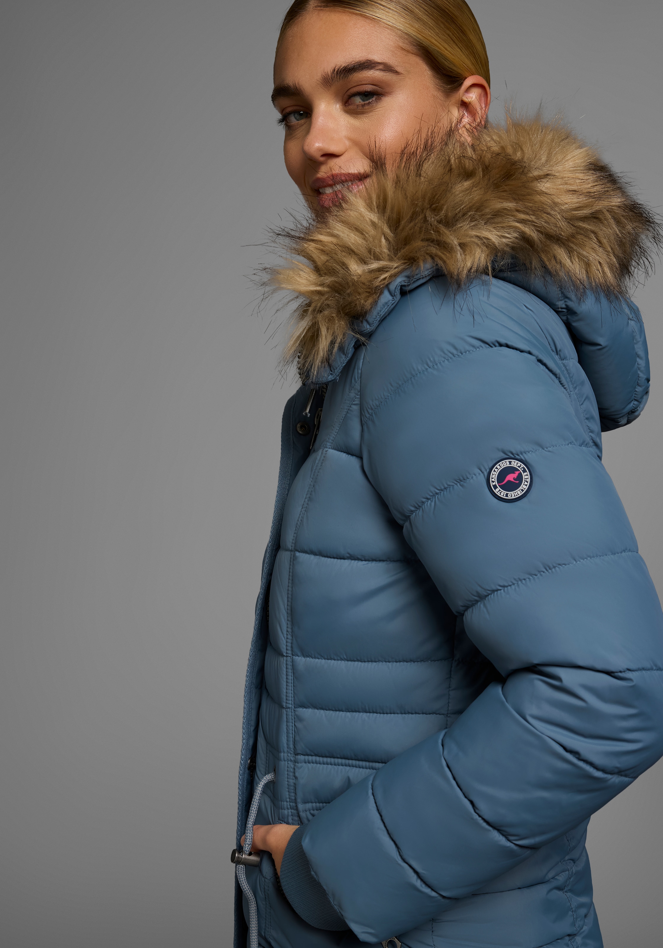 KangaROOS Steppjacke, mit Kapuze, figurbetonter Schnitt, mit Reißverschlusstaschen