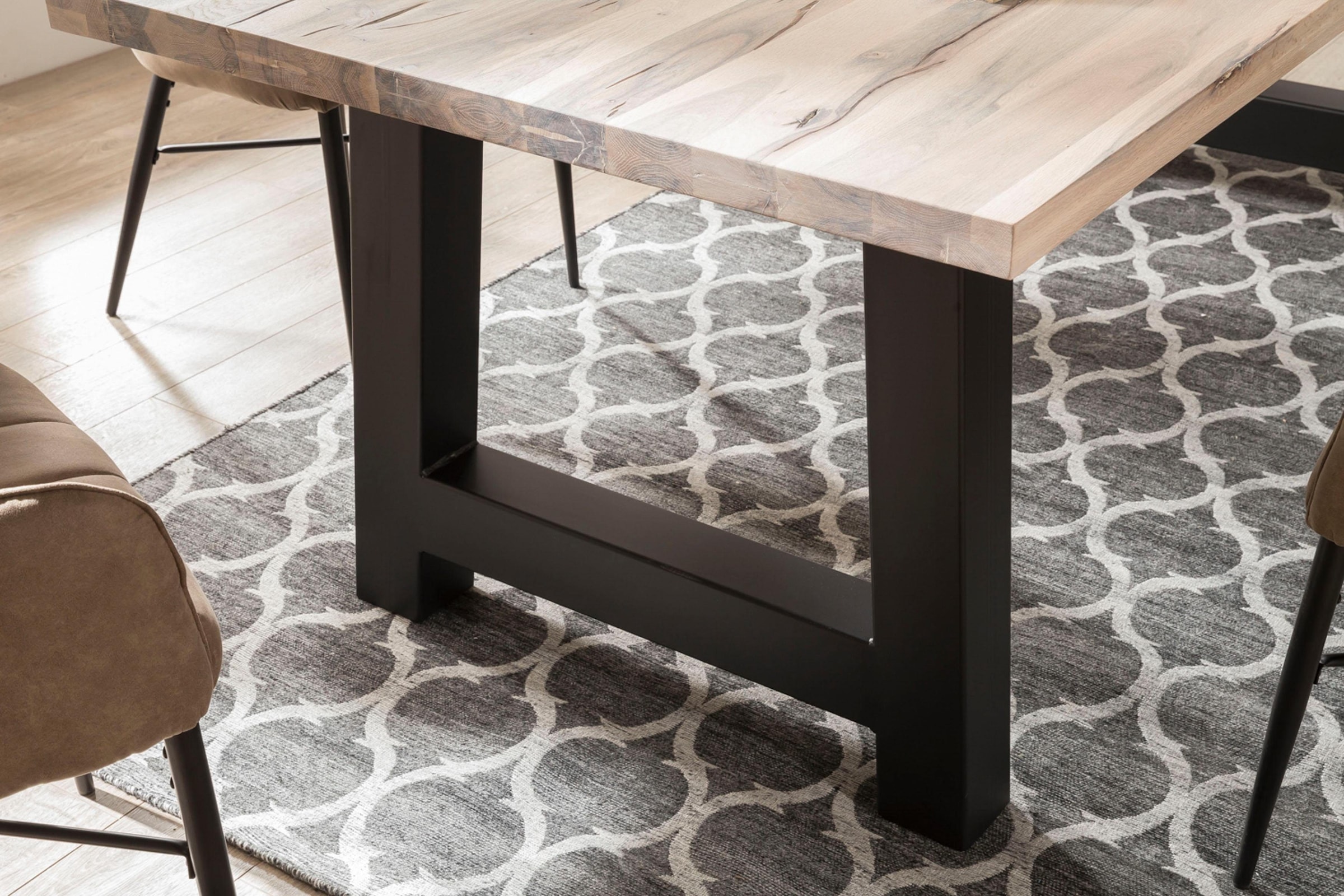 Home affaire Esstisch »New York«, Balkeneiche massiv mit ausdrucksstarker Holzoptik