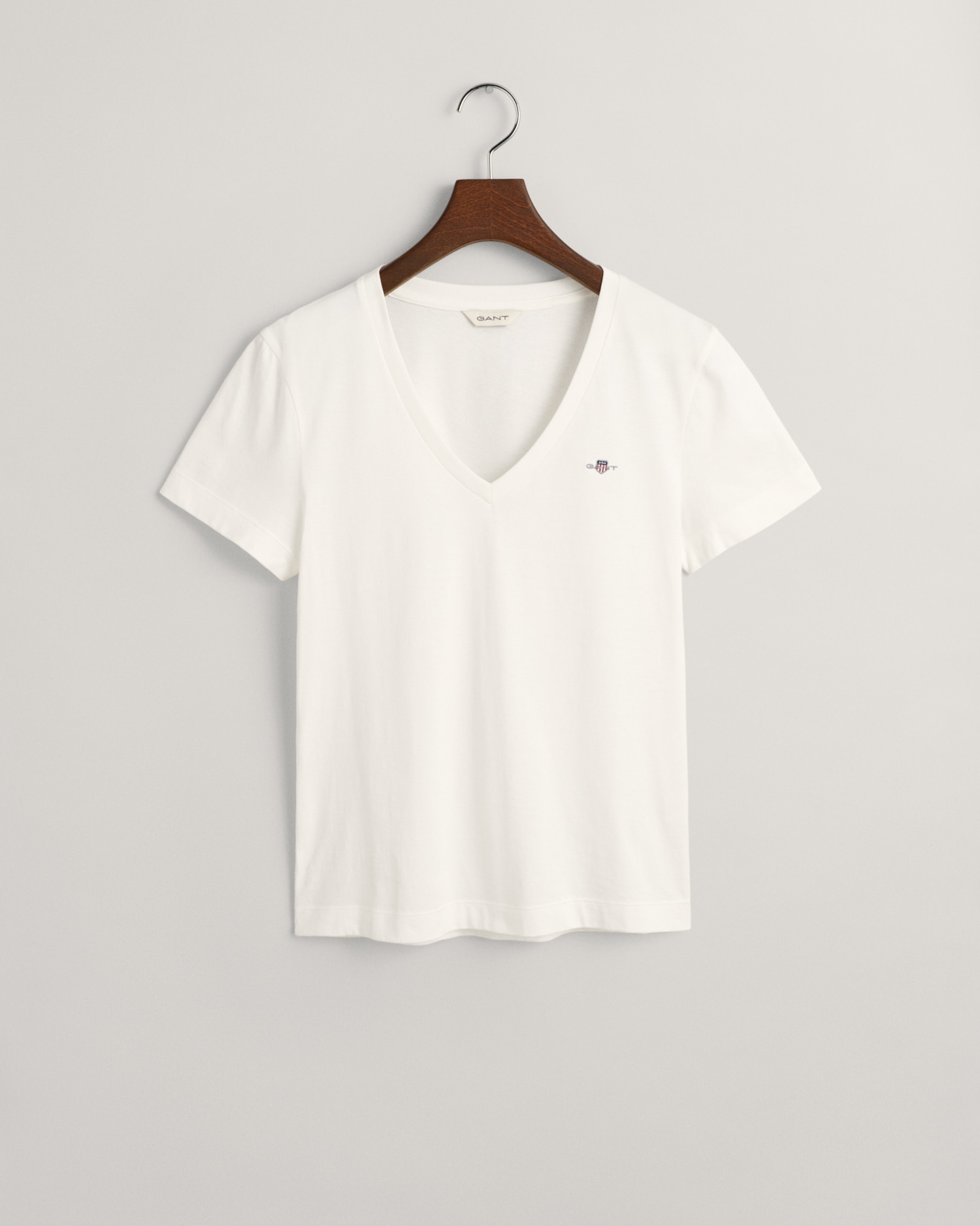 Gant T-Shirt »REG SHIELD KA V-NECK T-SHIRT«, mit einer kleinen Logostickerei auf der Brust