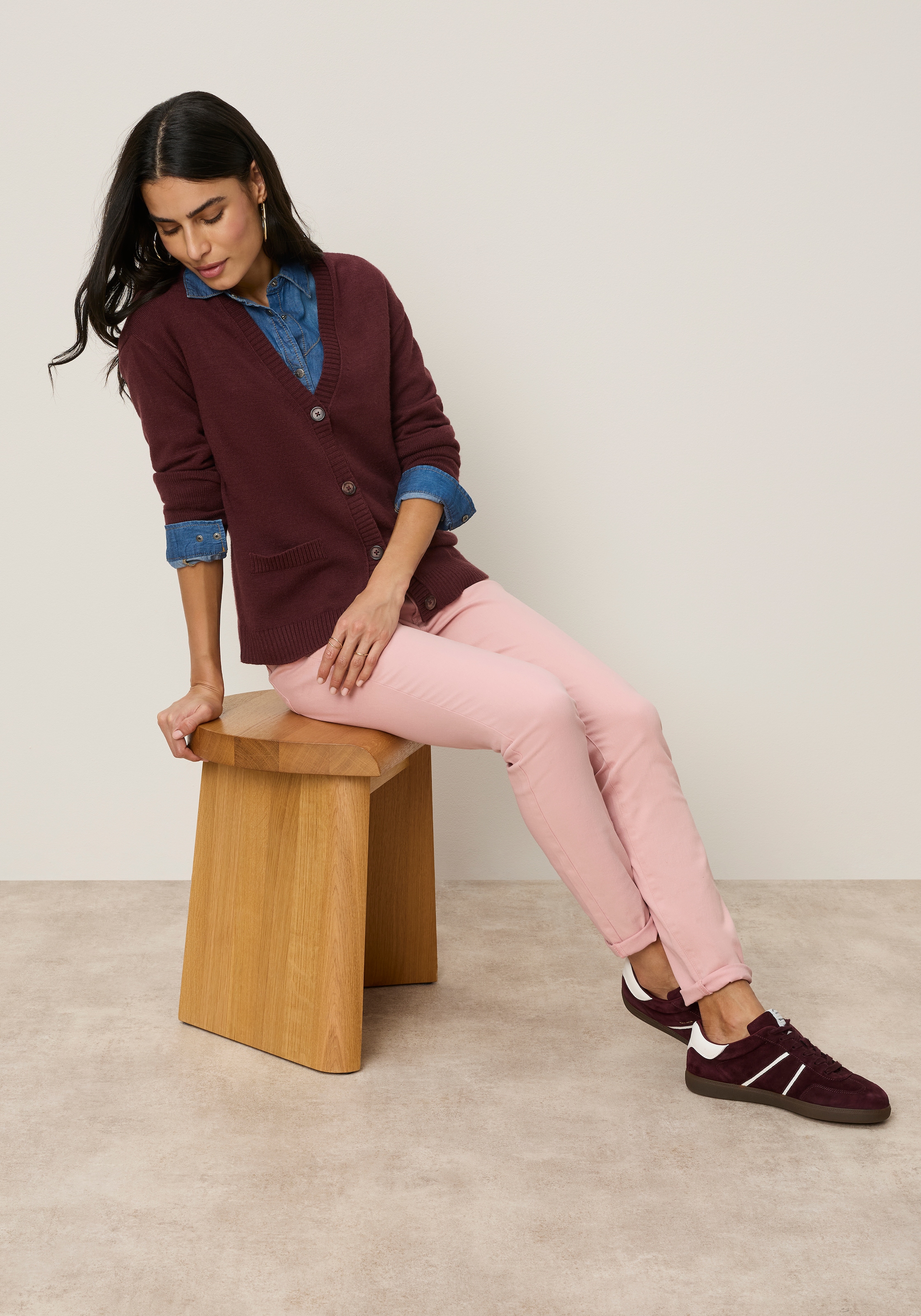Tamaris Strickjacke »mit kurzem Schnitt, aus elastischem Strickmaterial« mit Knopfleiste