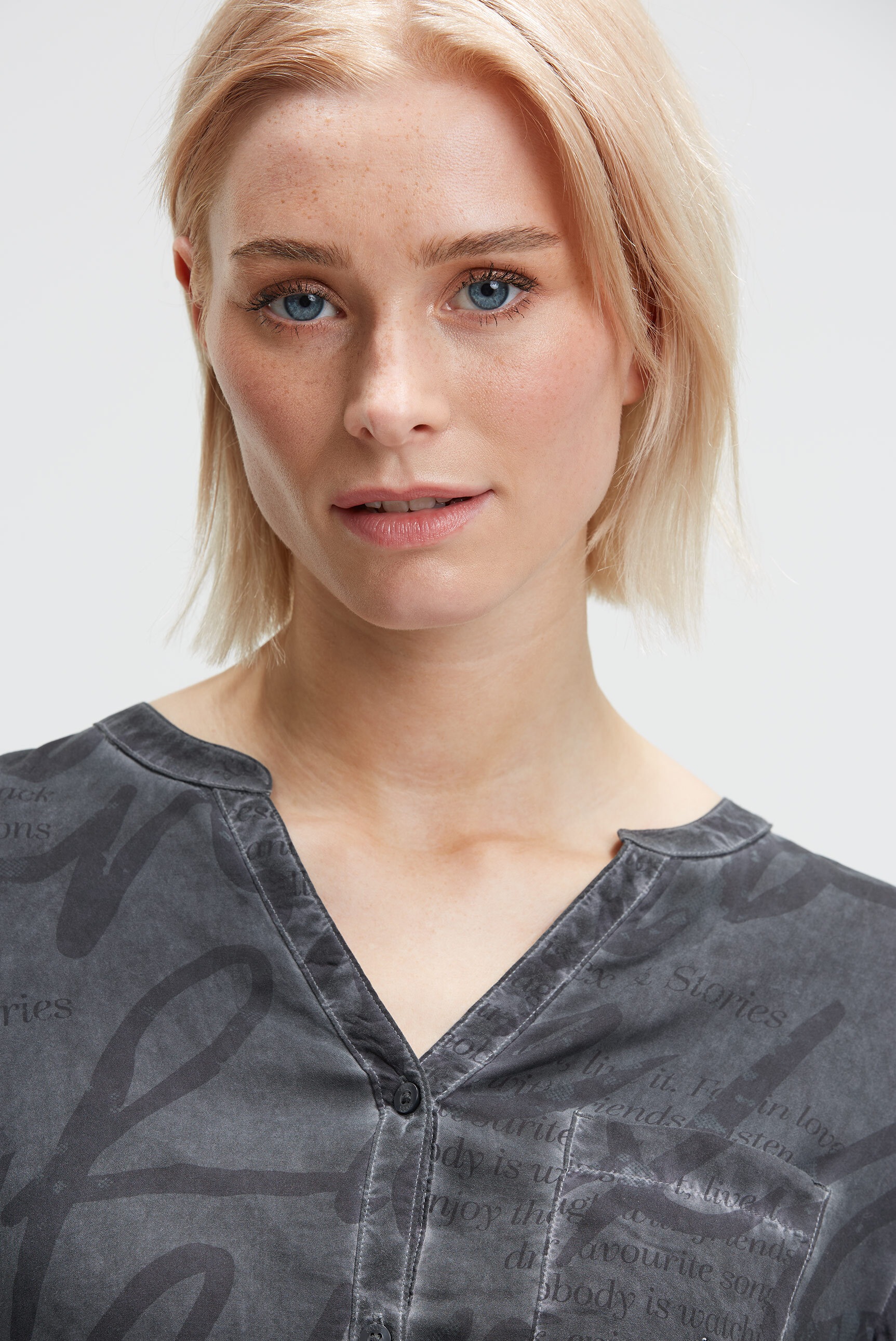 SOCCX Langarmbluse mit längerer Rückenpartie