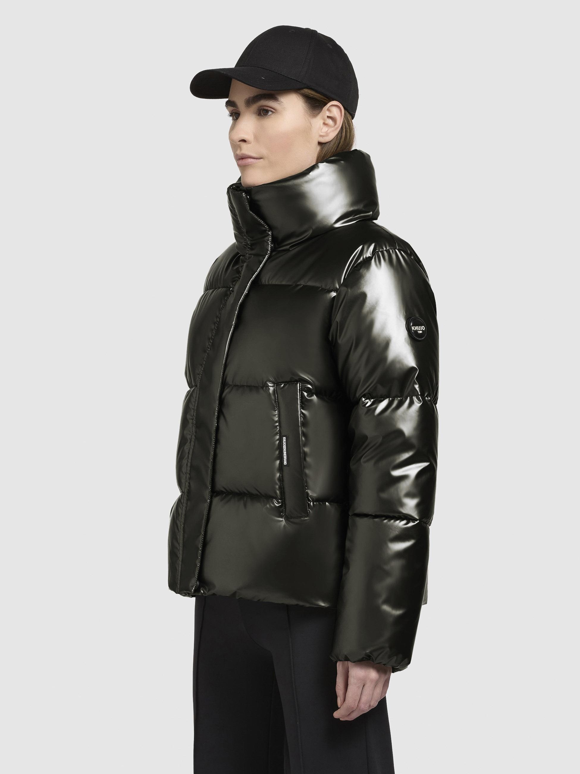 khujo Steppjacke »Rinja Shiny-YM«, ohne Kapuze, Glänzende kurze Winterjacke für Damen