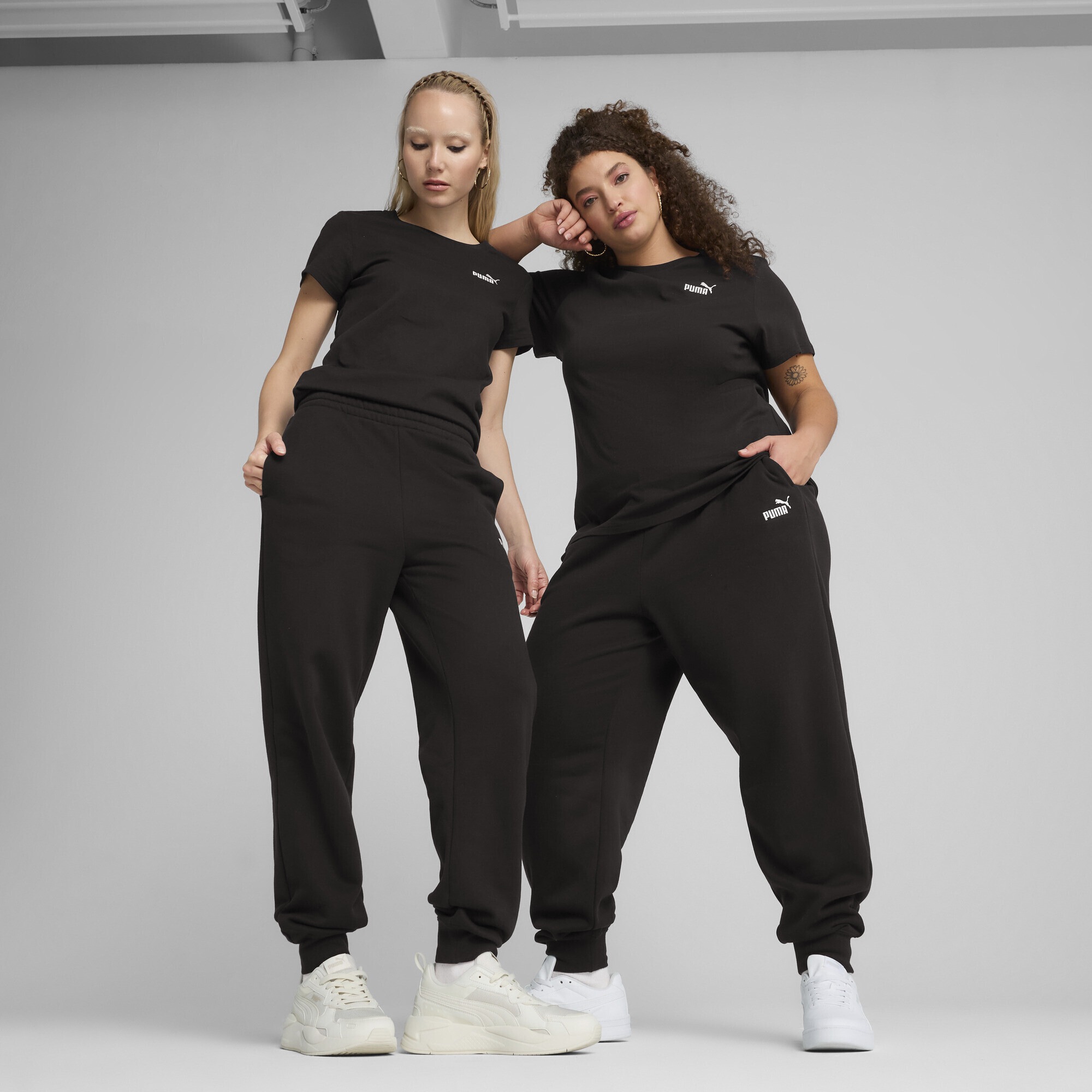 PUMA Sporthose »ESS Small No. 1 Logo Comfort Hochgeschnittene Jogginghose Damen«