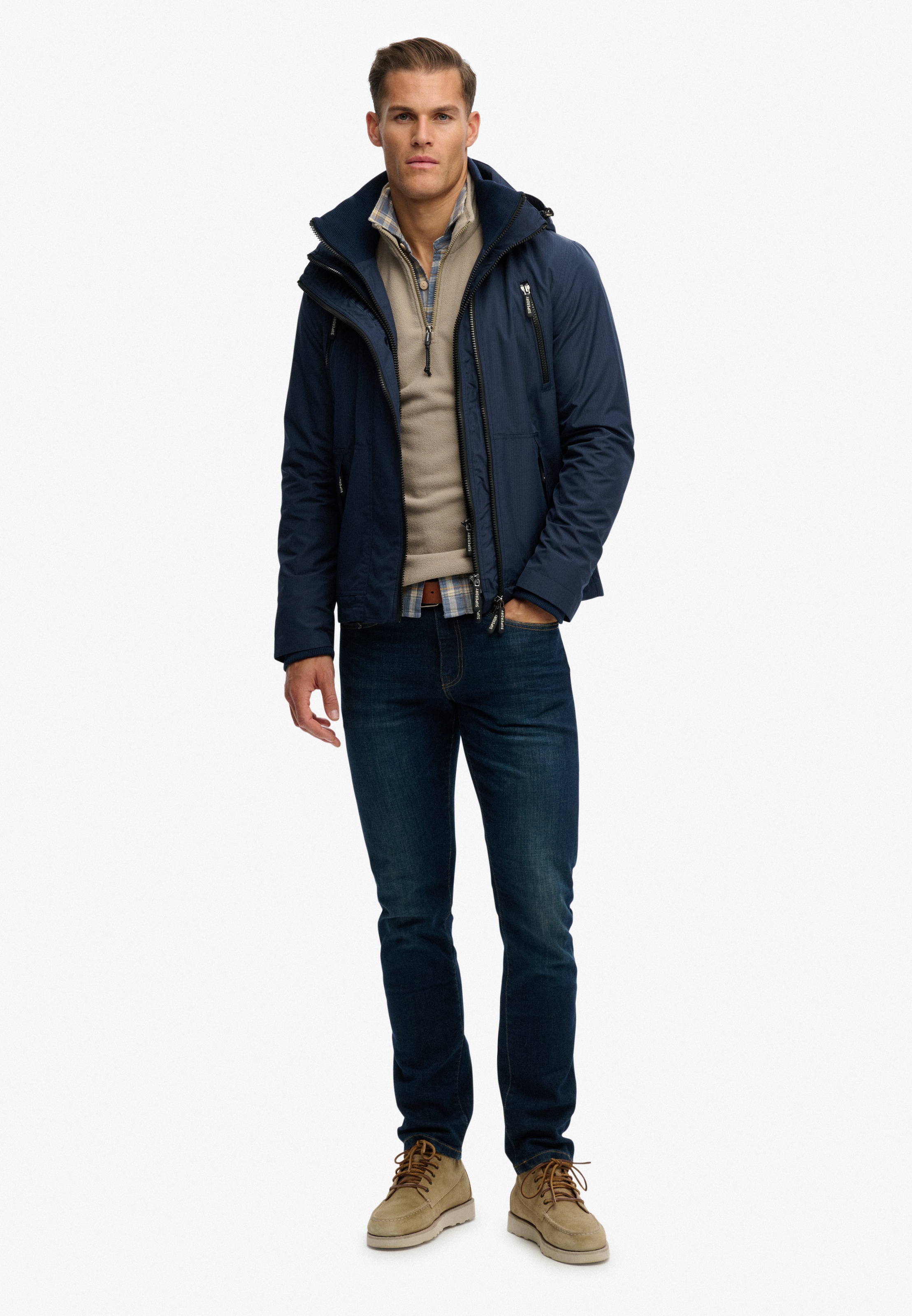 Superdry Windbreaker »HOODED MTN WINDBREAKER JACKET« mit Kapuze mit Markenlabel, aus Polyester und Kunstfaser, Regular Fit