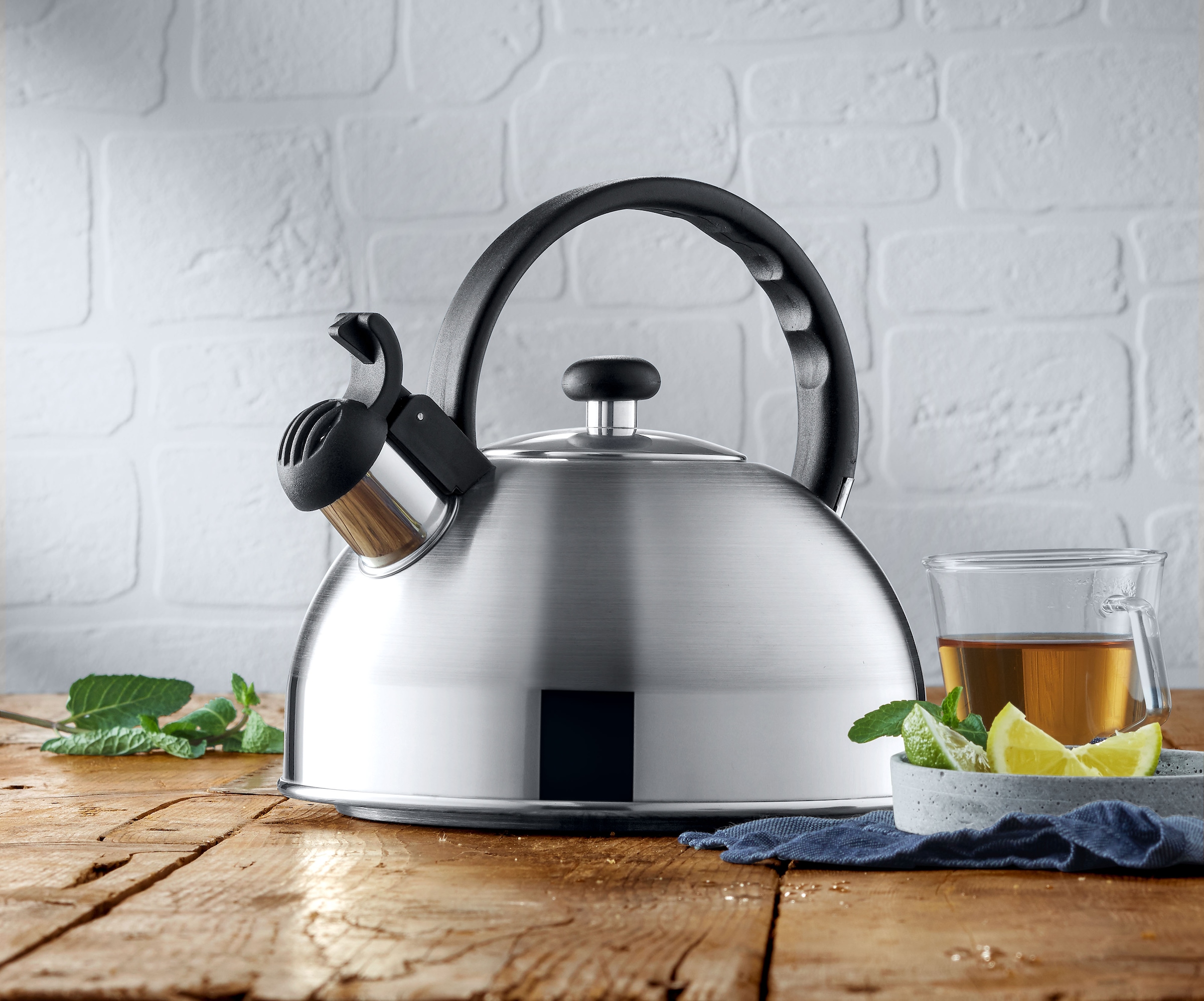 WMF Wasserkessel »Orbit«, Cromargan® Edelstahl Rostfrei 18/10, (2 tlg.), schnelles Erhitzen, energieeffizient, charakteristischer Pfeifton