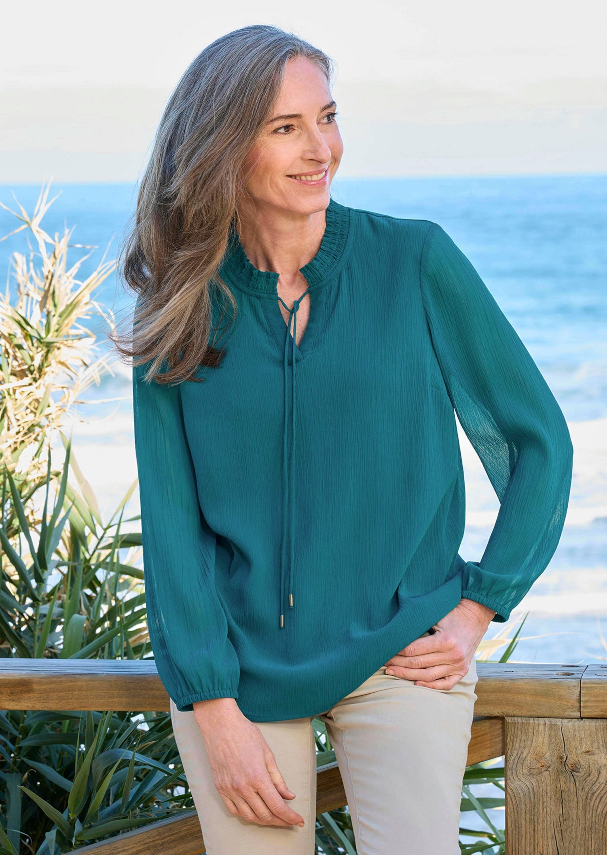 GOLDNER Chiffonbluse »Kurzgröße Chiffonbluse mit femininem Ausschnitt«