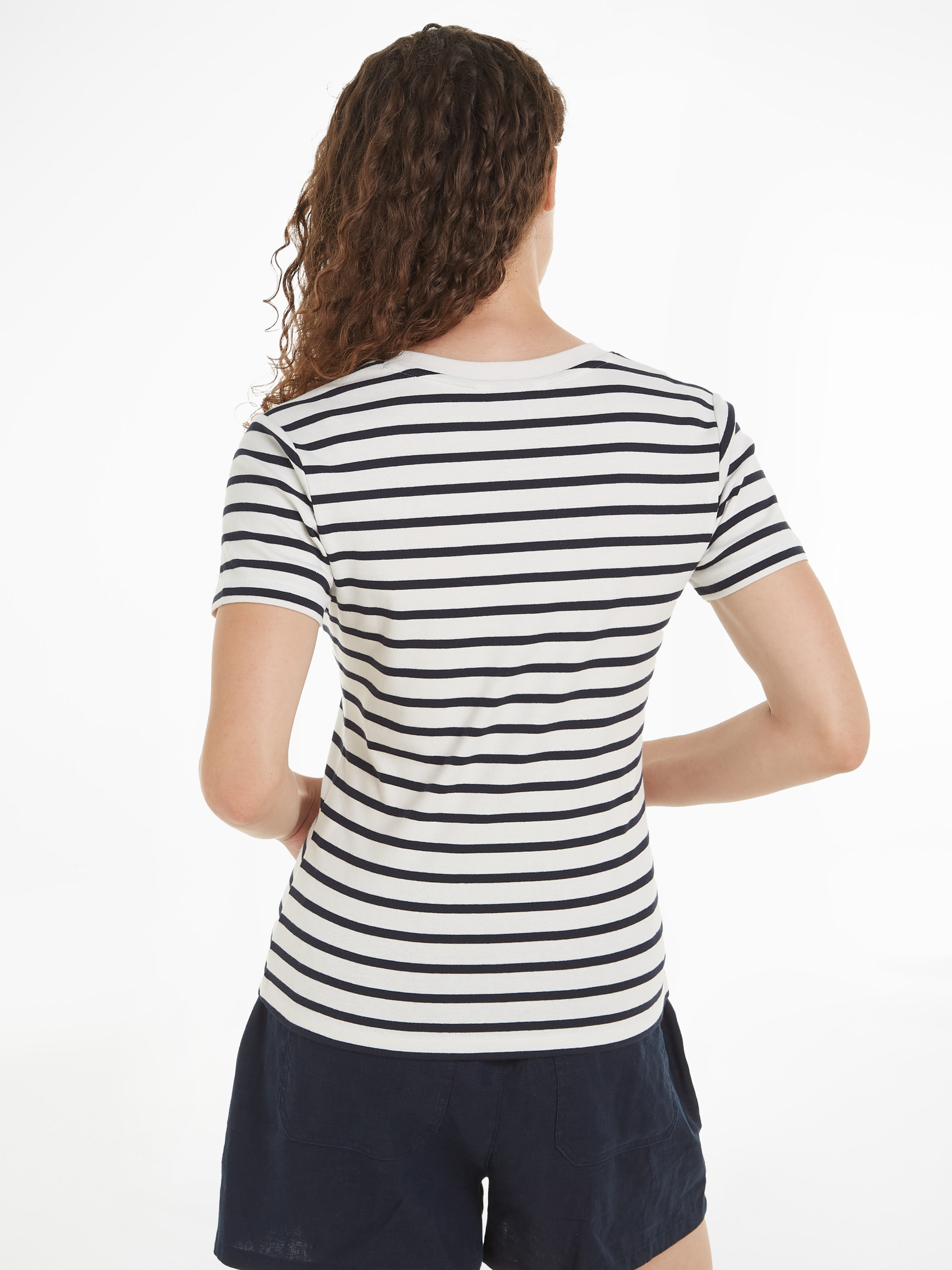 Tommy Hilfiger T-Shirt »SLIM CODY V-NK SS«, mit Logostickerei