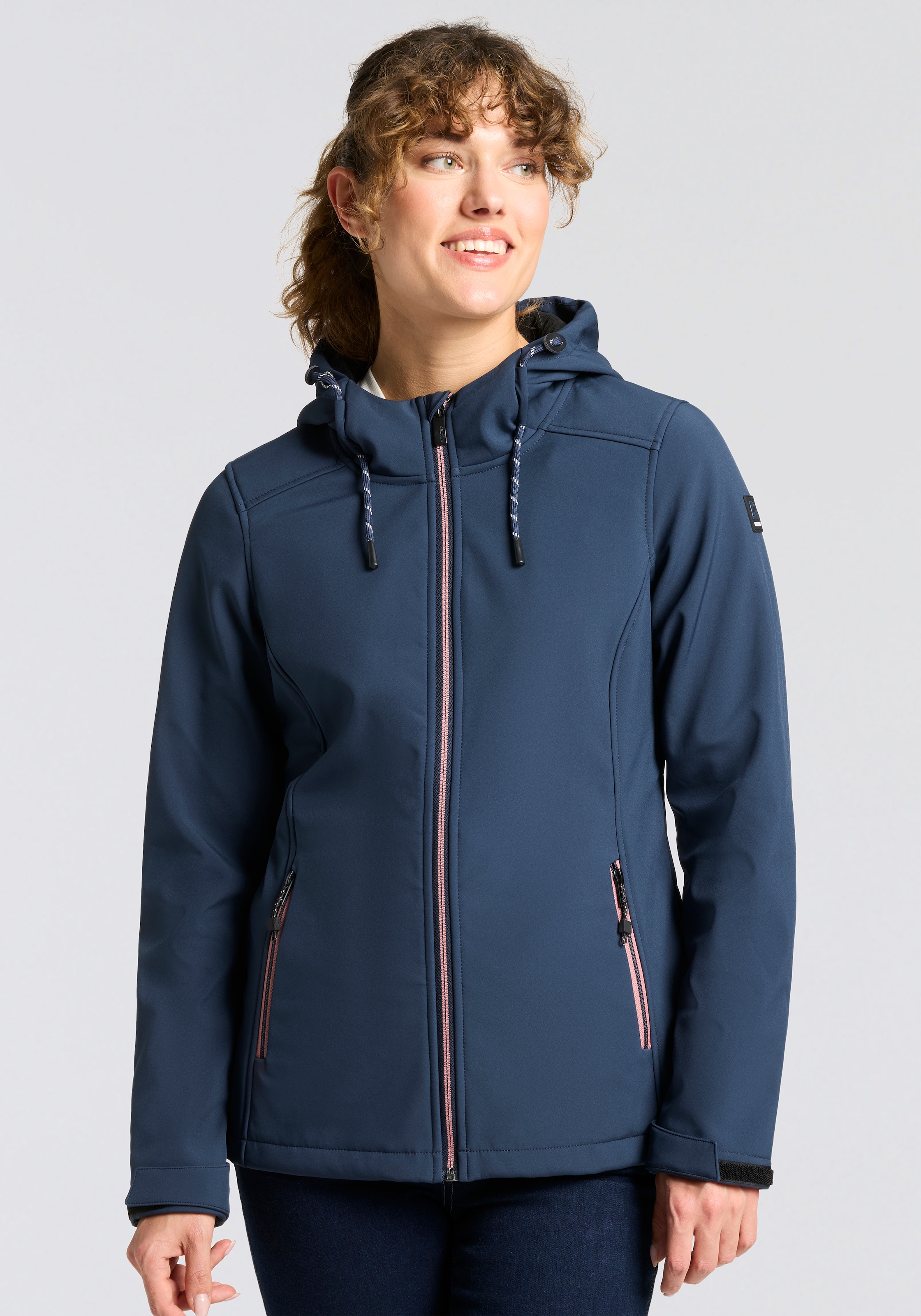 Killtec Softshelljacke "KOW 8 WMN SFTSHLL JCKT" mit verstellbarer und abnehmbarer Kapuze, atmungsaktives Laminat