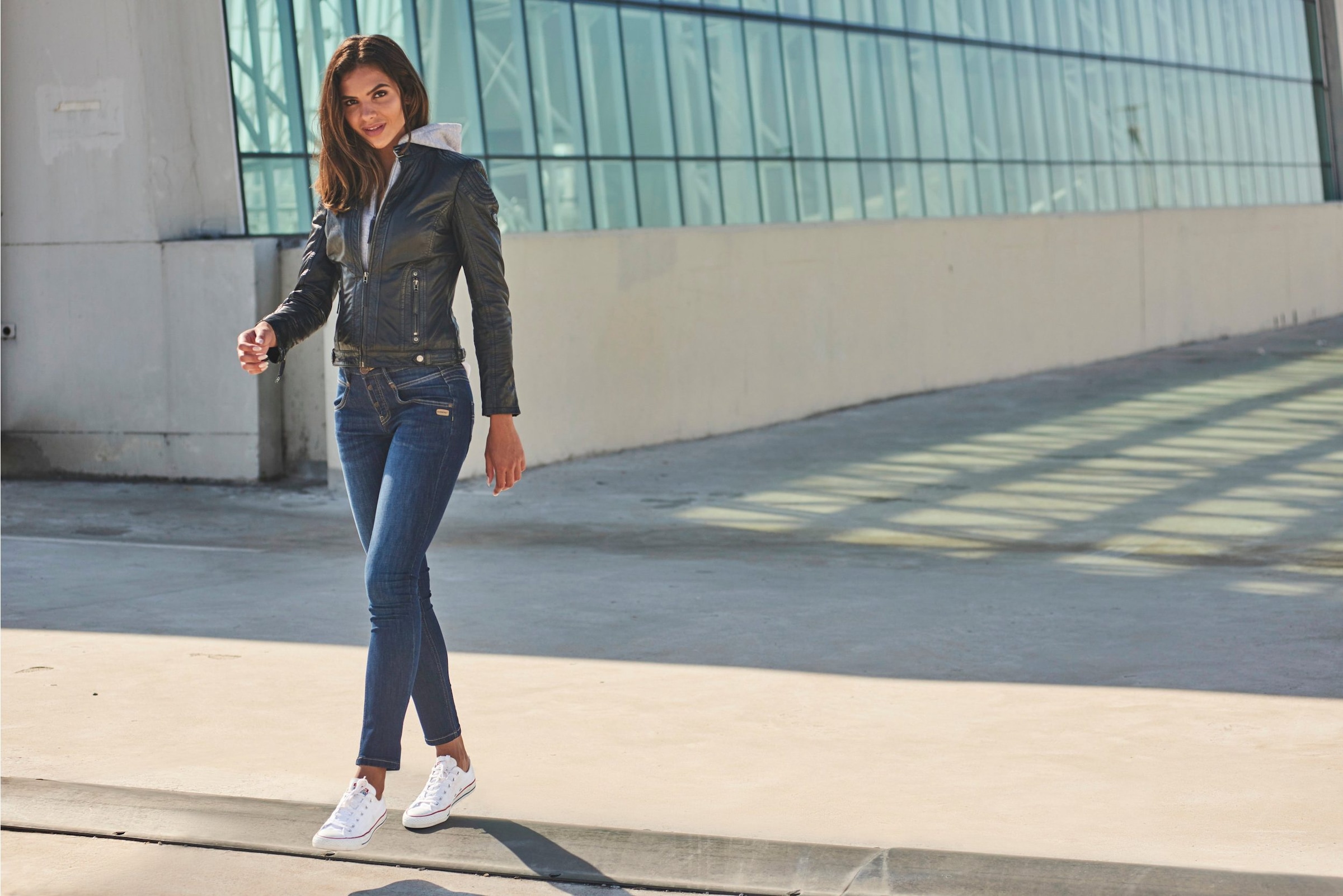TOM TAILOR Slim-fit-Jeans »Alexa Slim«, mit Knopfleiste und dekorativ gesteppter Passe