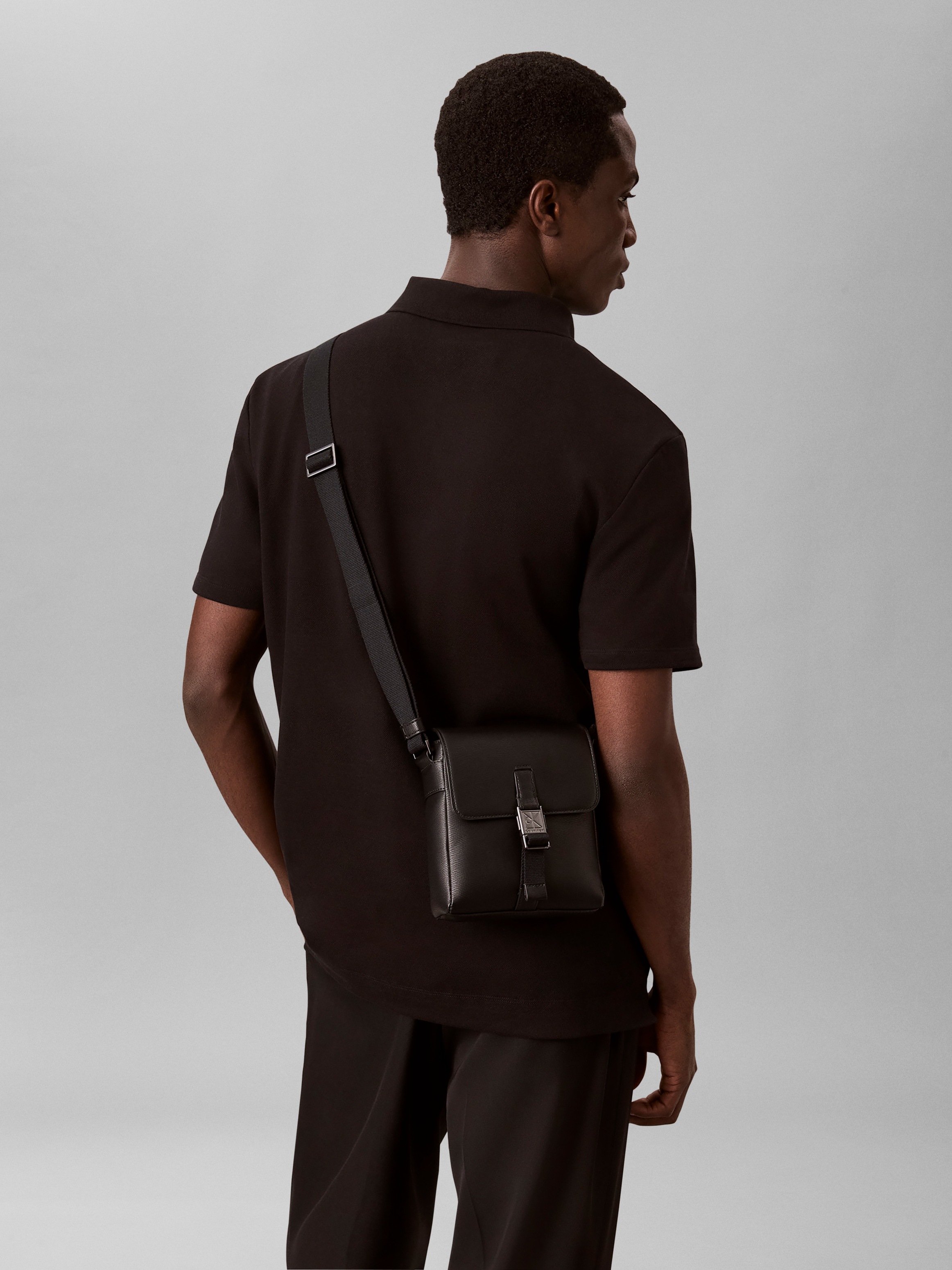 Calvin Klein Umhängetasche »EMBLEM HW REPORTER« Unisex Corss Body Bag, Schultertasche mit edlem Verschluss
