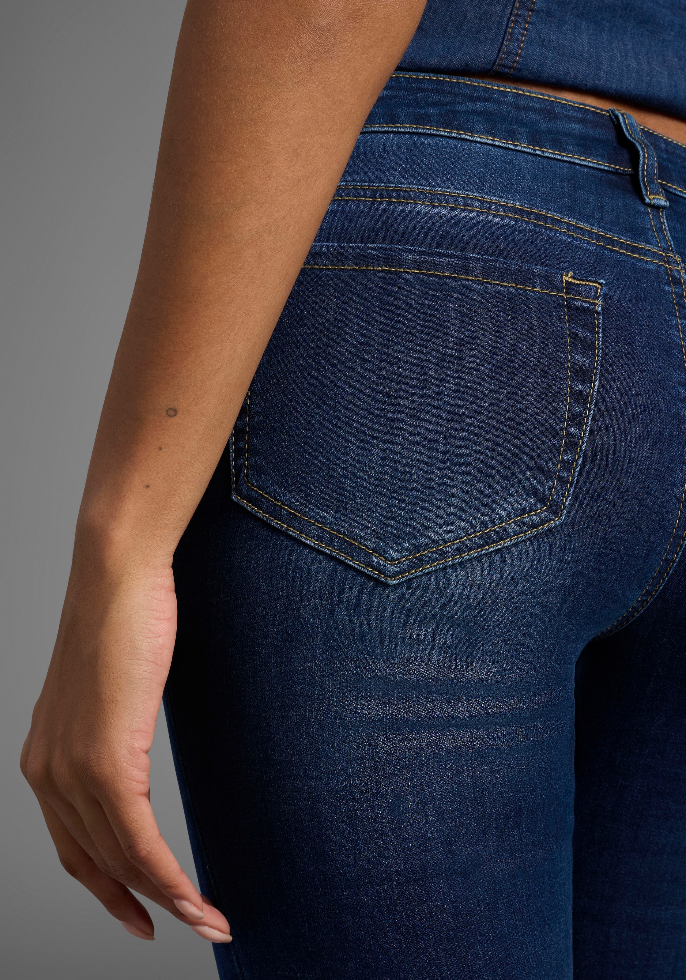 Arizona Skinny-fit-Jeans »Ultra-Stretch«, extra-enger Beinverlauf, normale Leibhöhe, mit Eingrifftaschen