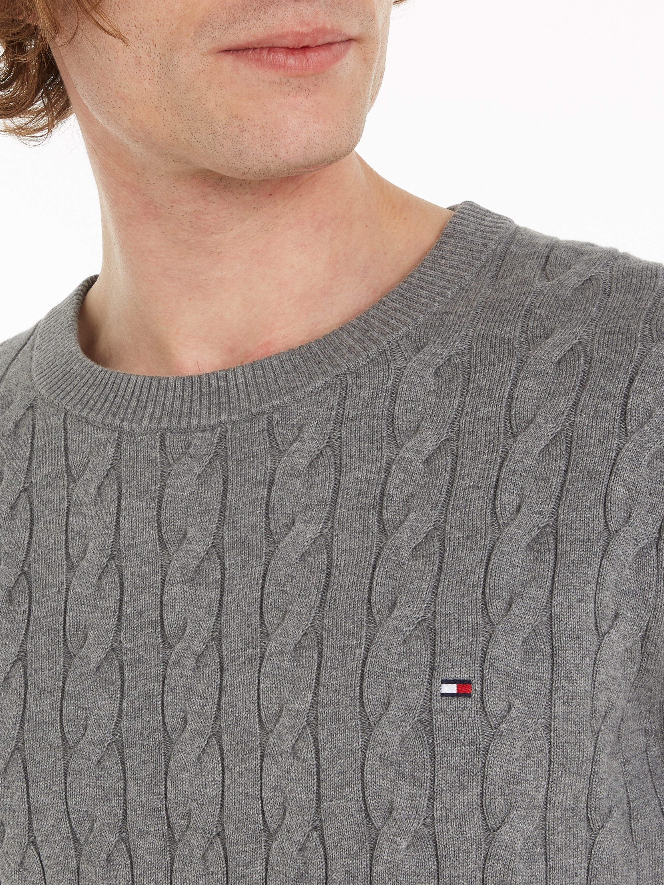 Thumbnail - Tommy Hilfiger Strickpullover "CLASSIC CABLE CREW NECK mit Strukturstrick und Flaglabel" unifarben, casual, regular fit,...