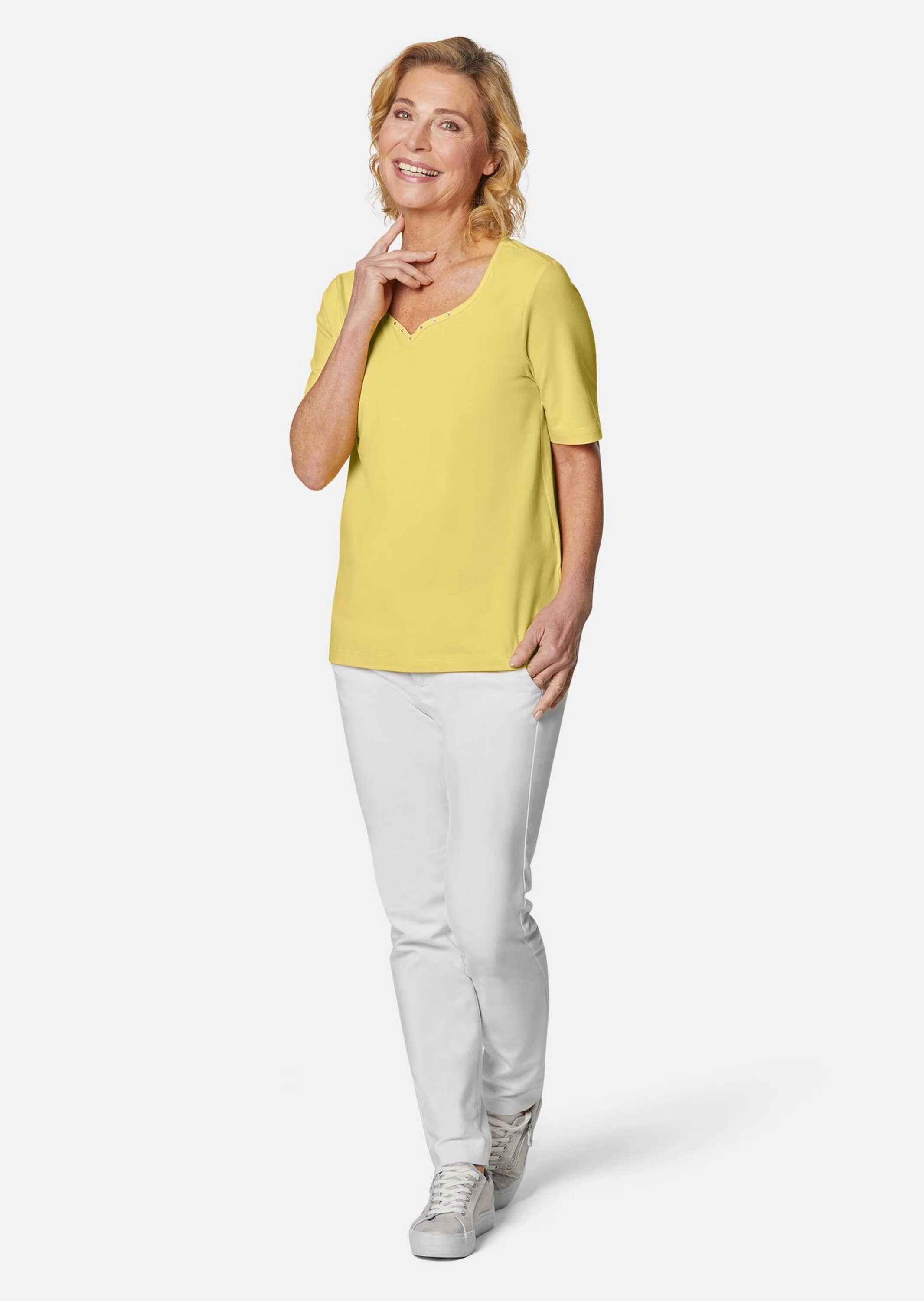 Langarm-Poloshirt GOLDNER "Kurzgröße Halbarm Basic-Shirt aus Baumwolle", Damen, Gr. 23, gelb (margerite), Obermaterial: 95% Baumwolle CO. 5% Elasthan EL., Tubular, Shirts, Ausschnitt in Herzform mit Schmucksteinen verziert 3